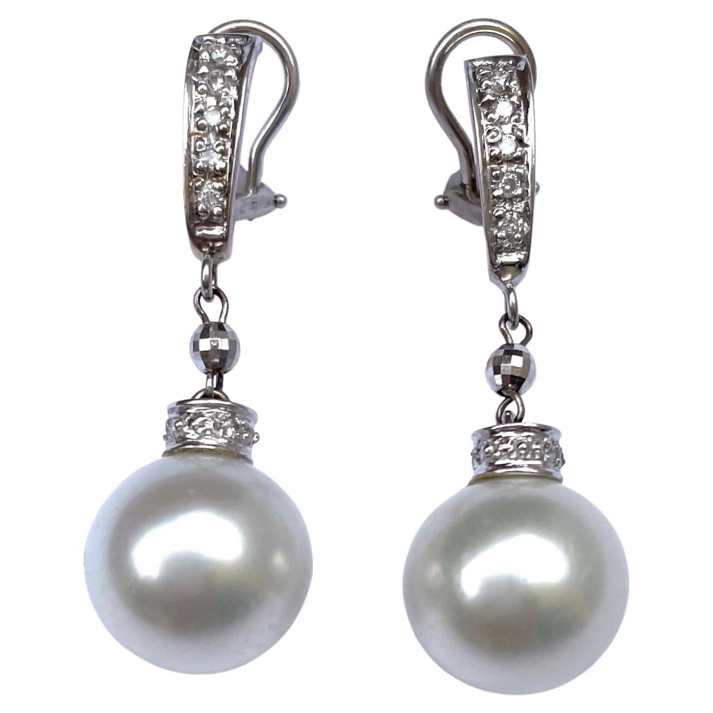 Boucles d'oreilles en perles blanches des mers du Sud avec diamants