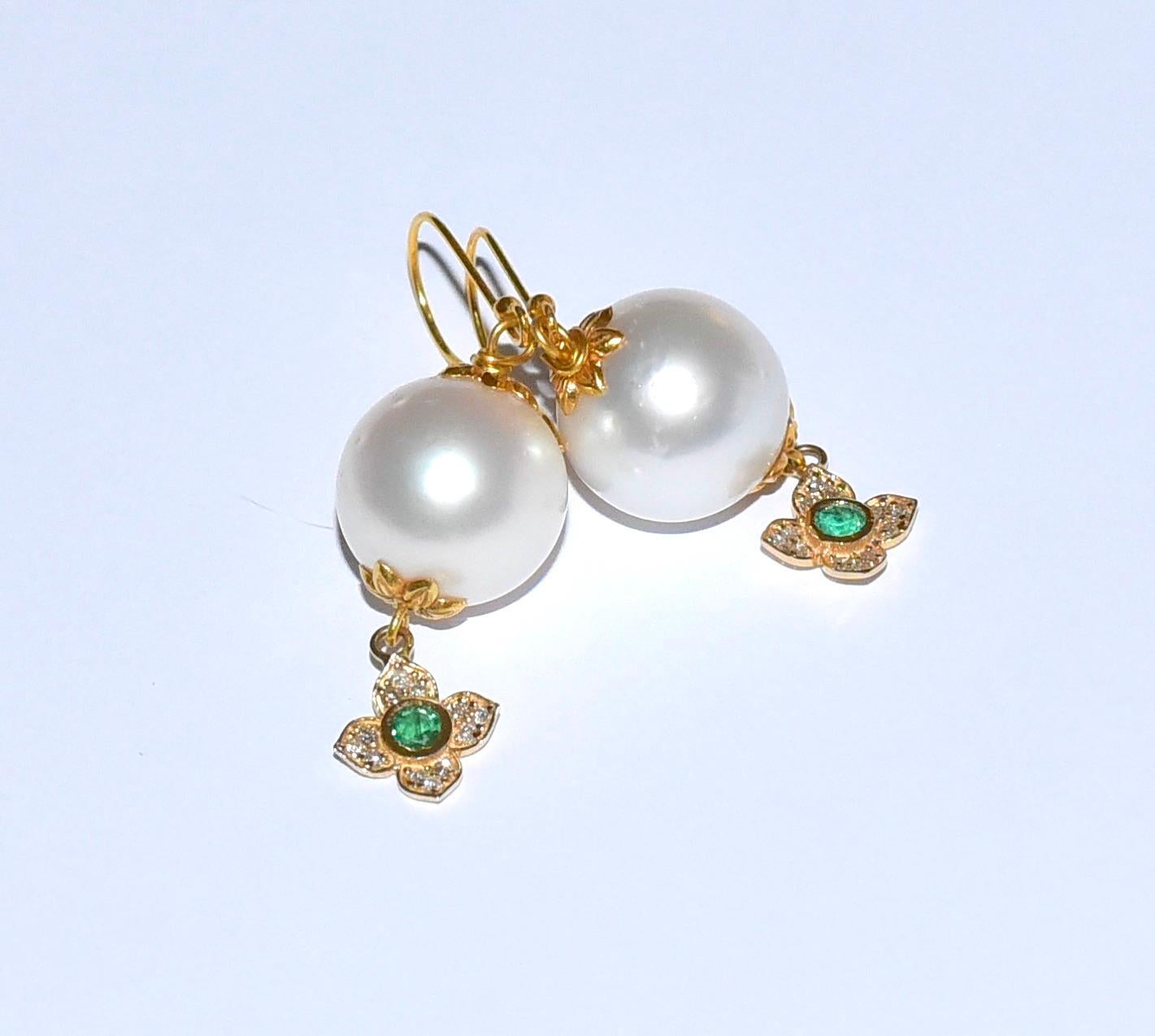 White South Sea Pearl, Emerald, Diamonds Earrings in 14/18 Solid Yellow Gold In New Condition For Sale In Astoria, NY
