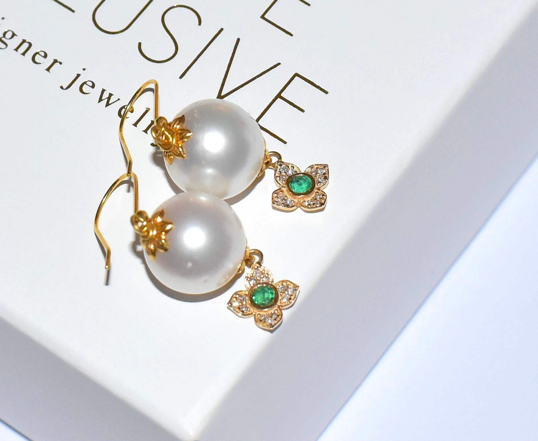 White South Sea Pearl, Emerald, Diamonds Earrings in 14/18 Solid Yellow Gold For Sale 1