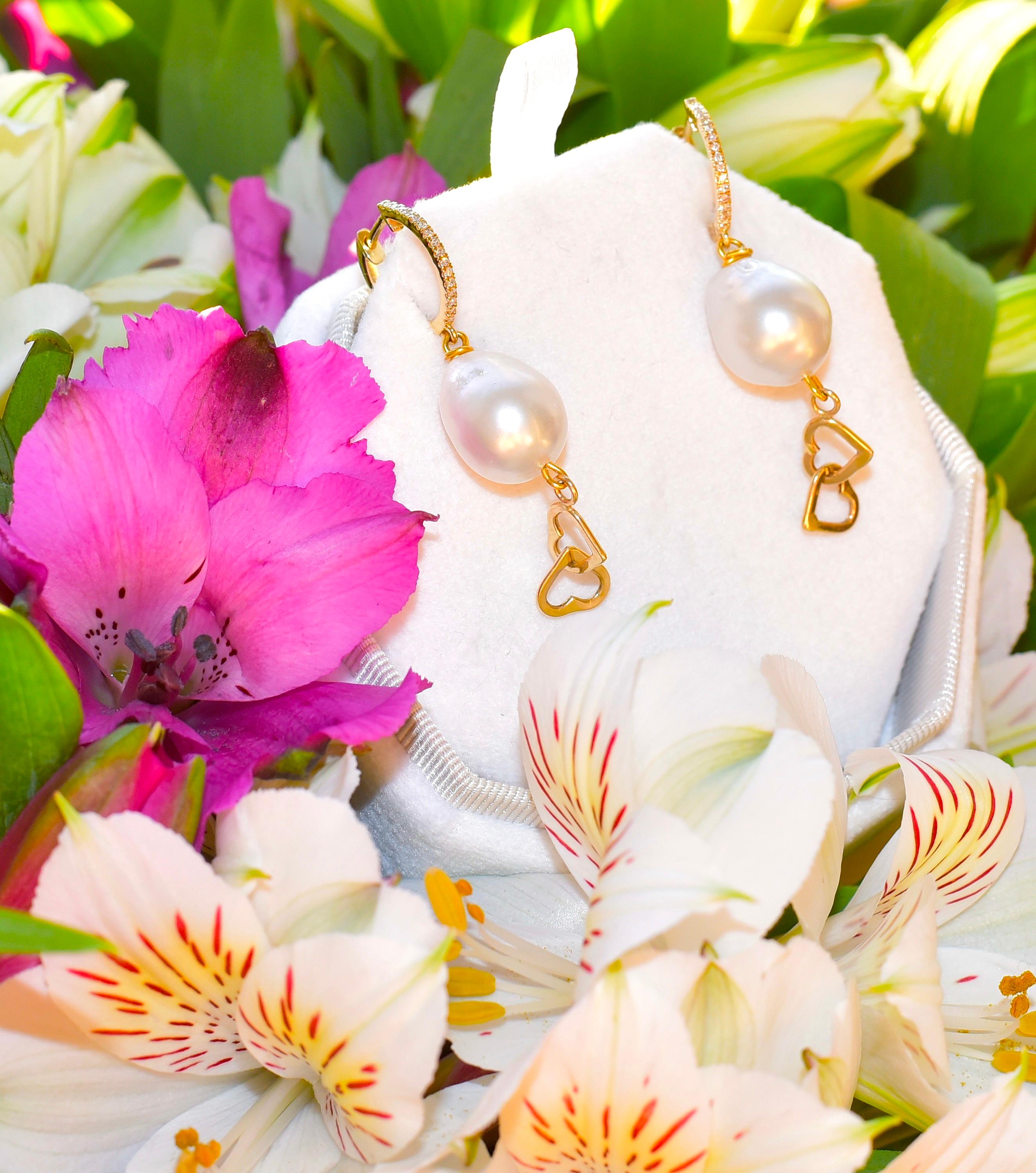 Perla blanca del Mar del Sur, Amuleto de amor en oro amarillo macizo de 14 quilates, diamantes en Nuevo estado para la venta en Astoria, NY
