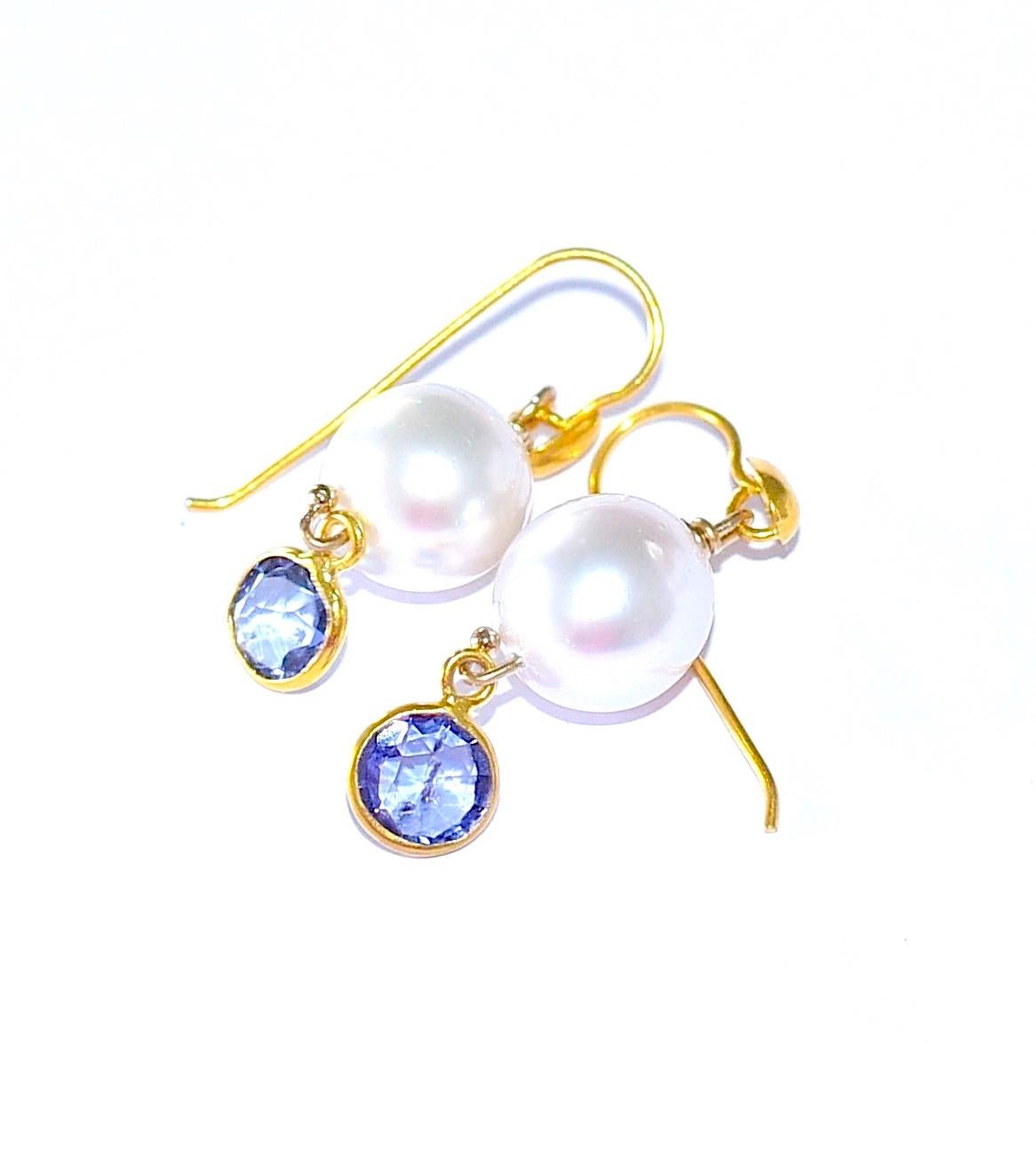 If you like pearls, then this simple, shiny, and beautiful piece of jewelry is for you!
White South Sea Cultured Pearl (10,3mm x 10,8mm ) with 18K Solid Yellow Gold Natural Blue Sapphire Gold Bezel C'charm together are lovely combo and cute looking