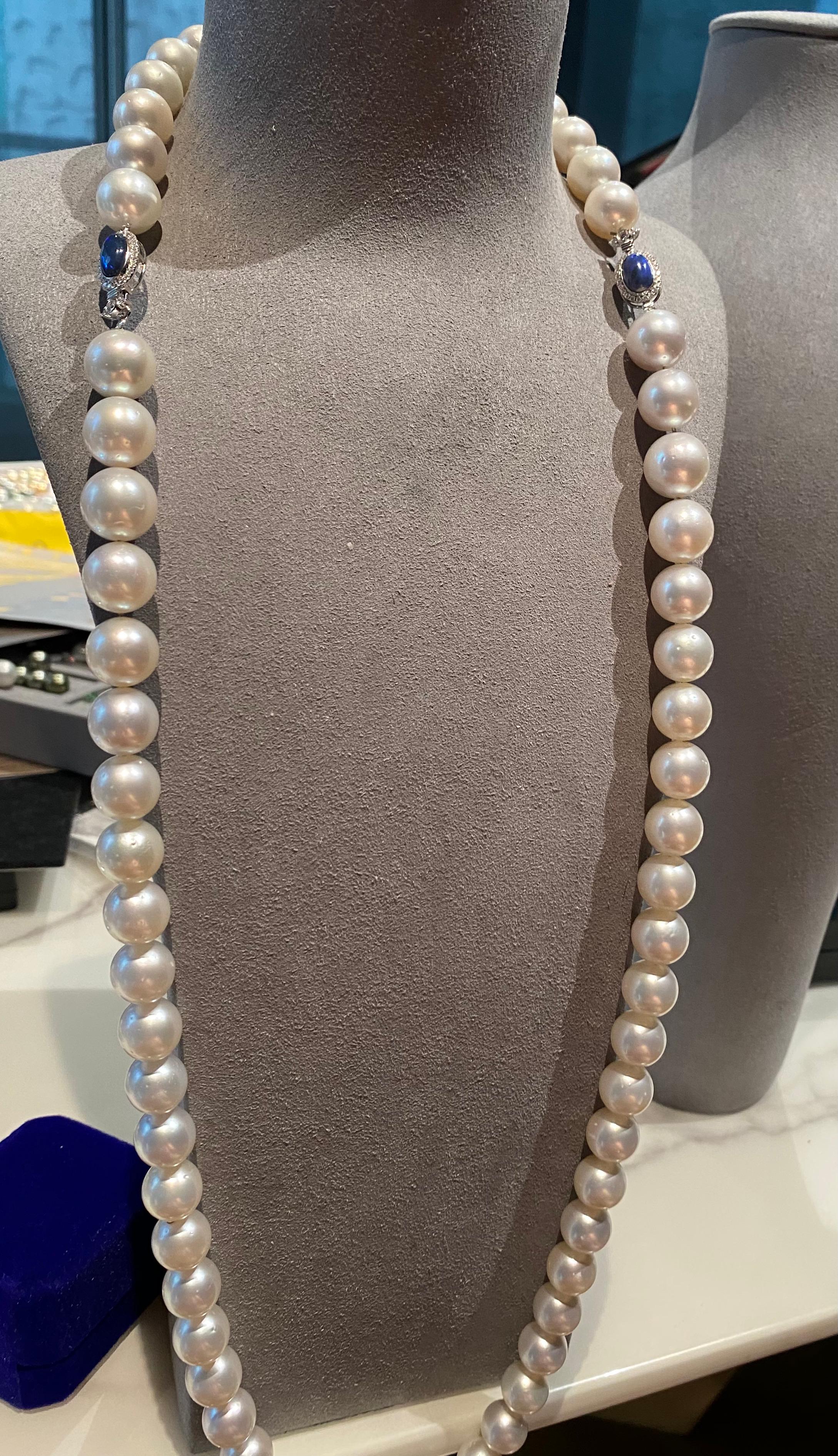 Il s'agit d'un collier de perles blanches des mers du Sud de qualité supérieure, avec deux opales noires solides d'Australie comme fermoirs. Le collier de perles est composé de 66 perles rondes des mers du Sud. Ce collier peut être porté de