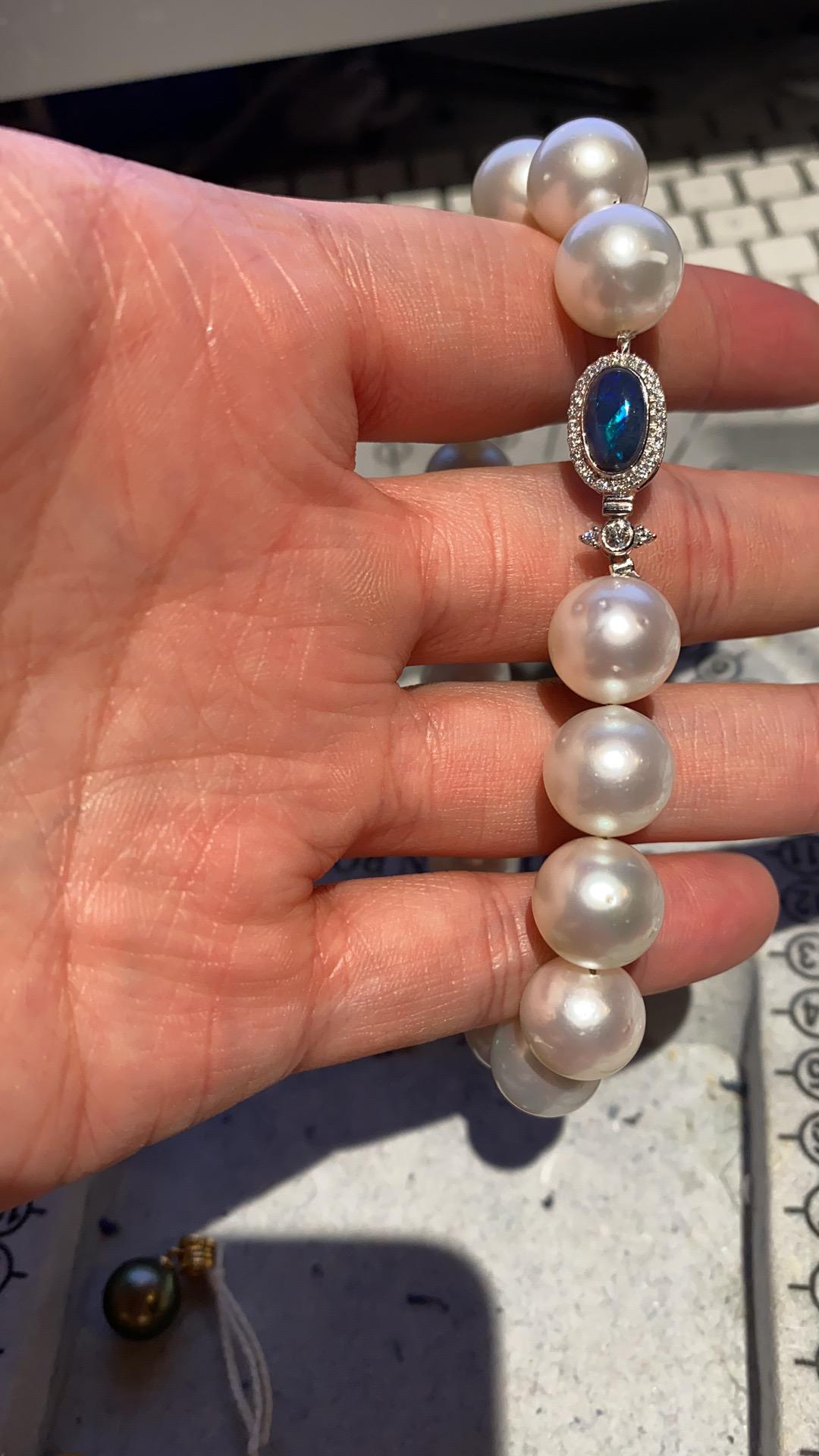  Collier de perles des mers du Sud avec deux fermoirs en opale noire massive australienne et diamants en vente 1