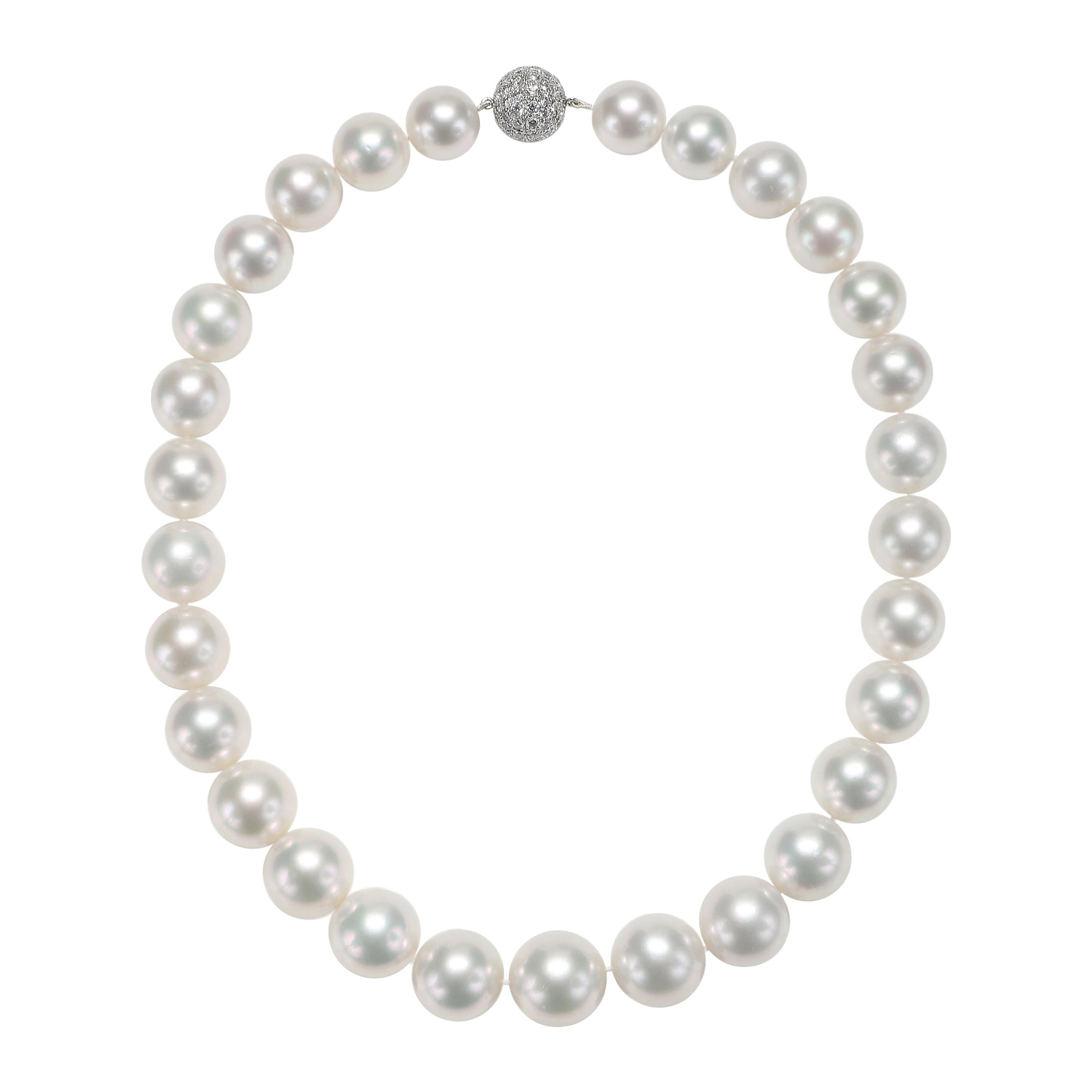 Collier de perles blanches des mers du Sud avec fermoir pavé de diamants en or blanc 18 carats