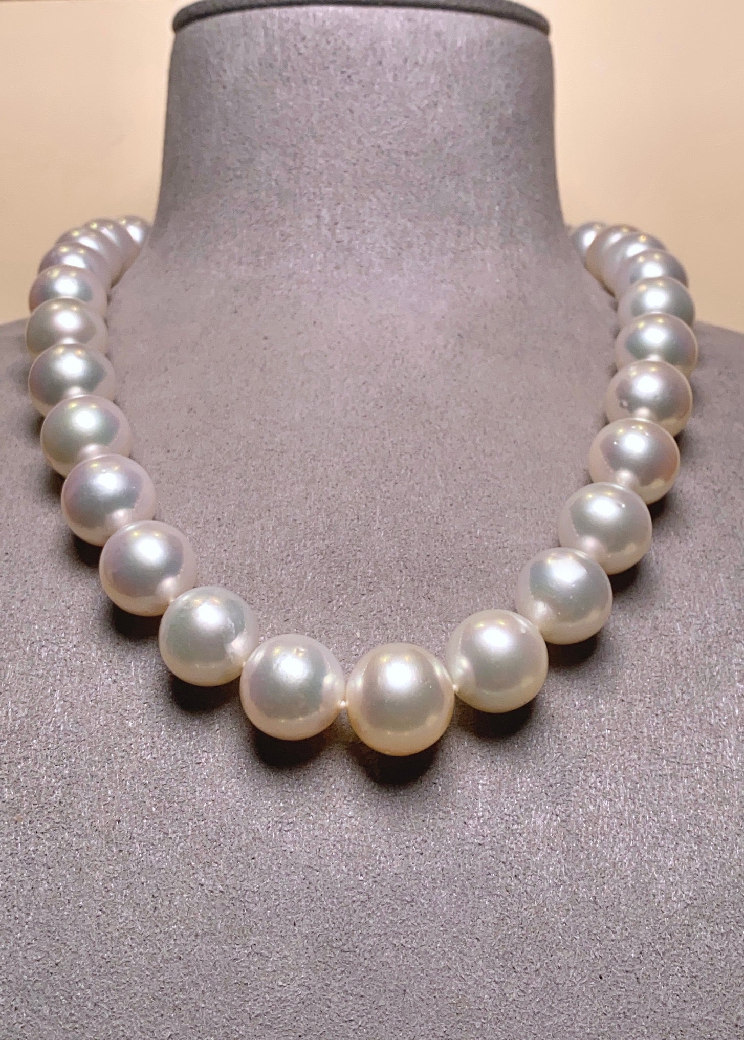 Collier de perles des mers du Sud blanches avec fermoir en or 18 carats