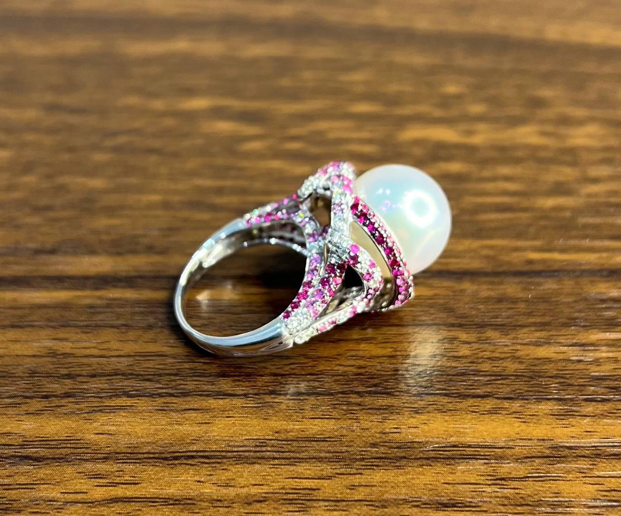 Anello Whiting con perla dei mari del sud, zaffiro rosa e diamanti, dettaglio aureola in oro bianco 18 carati in vendita 5
