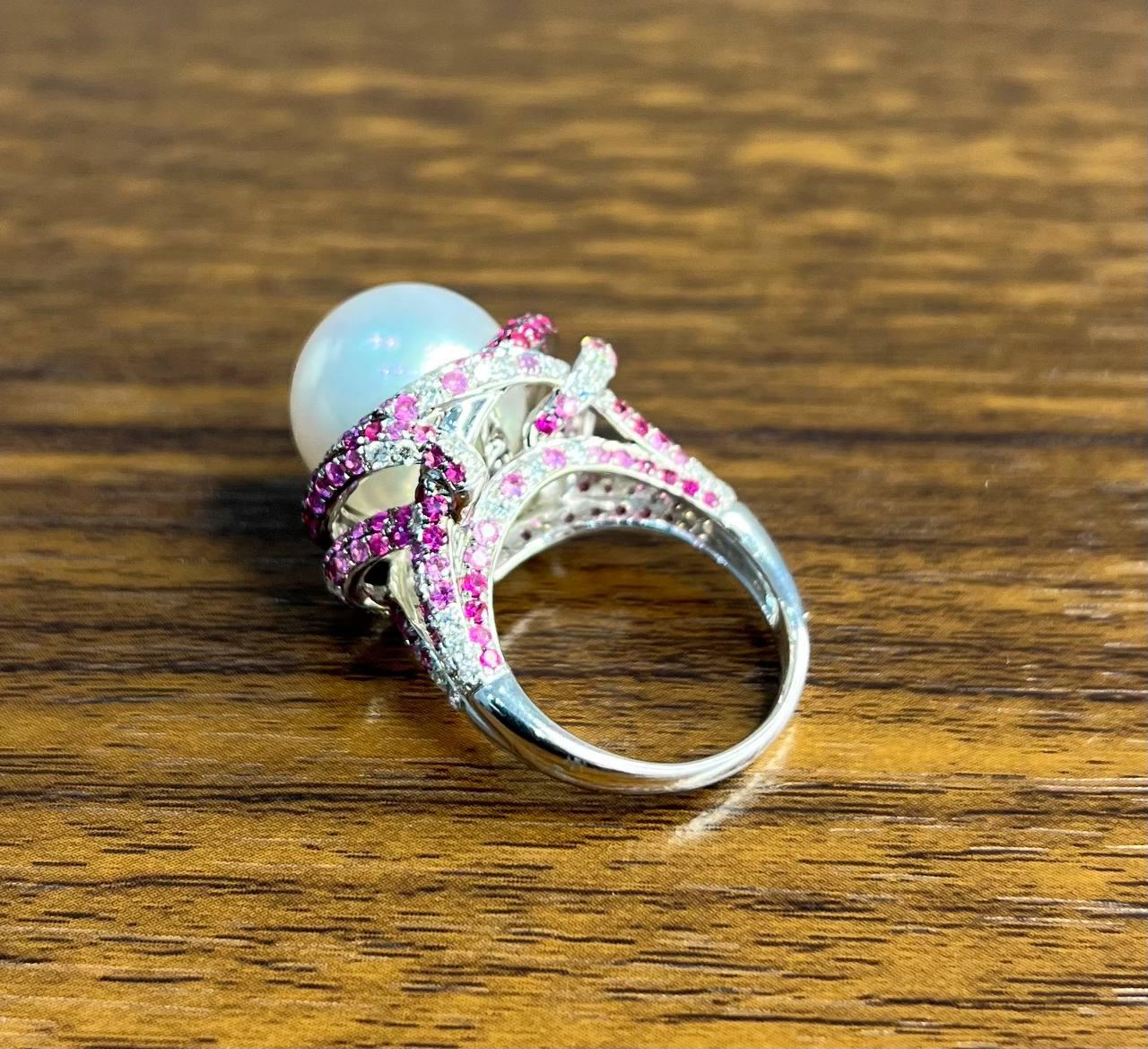 Anello Whiting con perla dei mari del sud, zaffiro rosa e diamanti, dettaglio aureola in oro bianco 18 carati in vendita 6