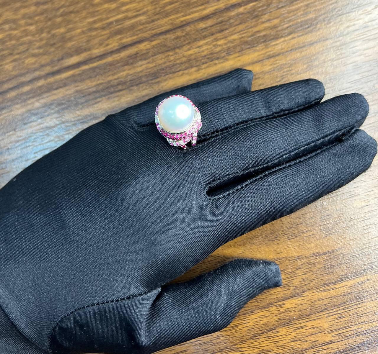 Anello Whiting con perla dei mari del sud, zaffiro rosa e diamanti, dettaglio aureola in oro bianco 18 carati in vendita 8