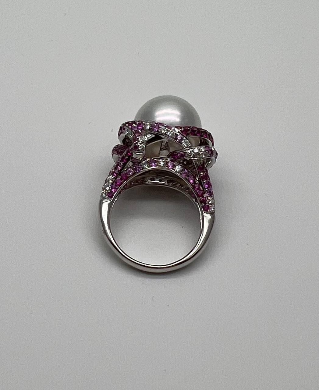 Anello Whiting con perla dei mari del sud, zaffiro rosa e diamanti, dettaglio aureola in oro bianco 18 carati in vendita 1