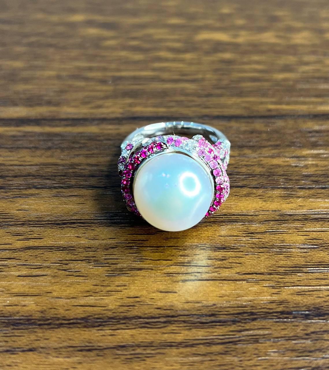 Anello Whiting con perla dei mari del sud, zaffiro rosa e diamanti, dettaglio aureola in oro bianco 18 carati in vendita 2