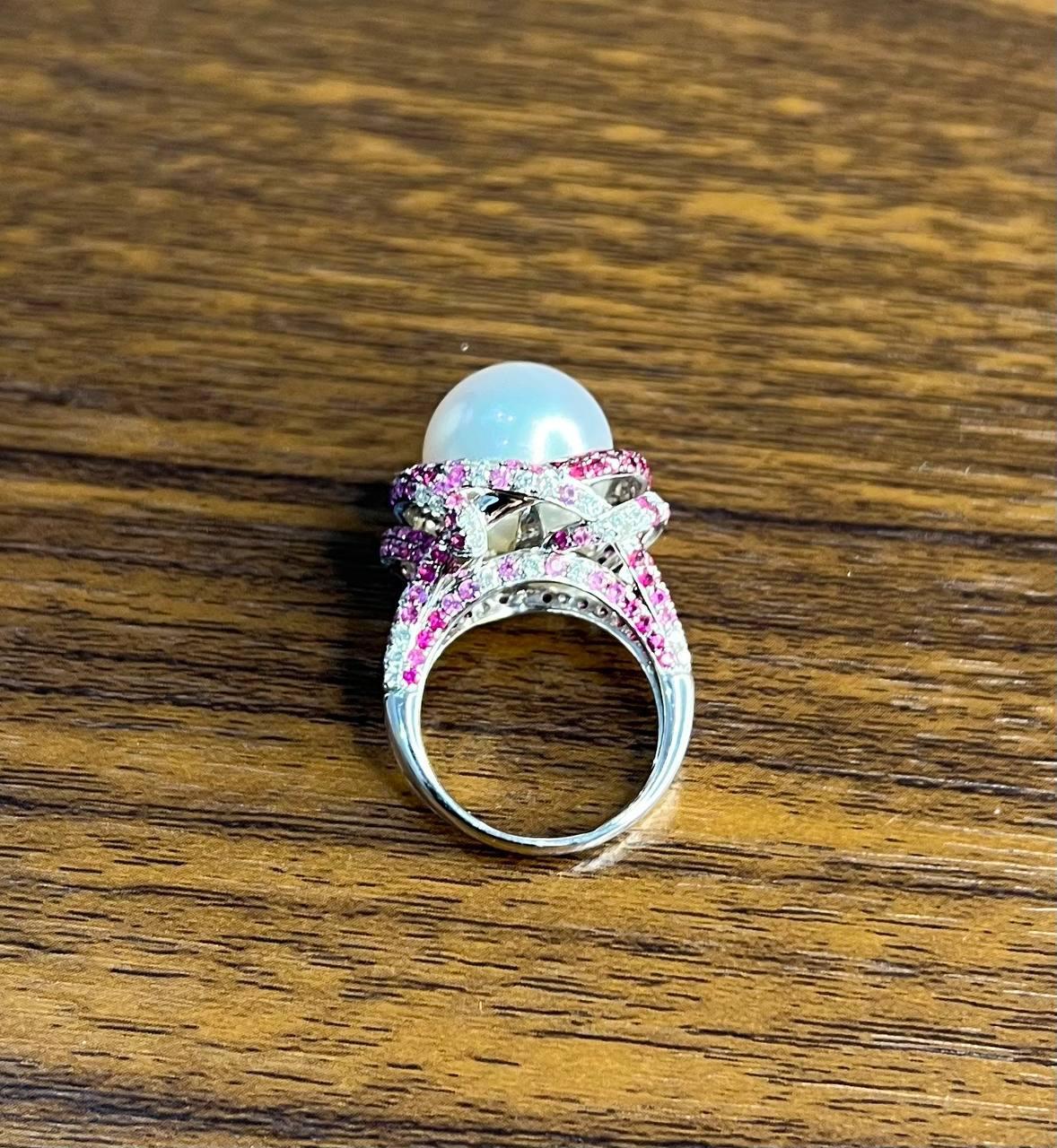 Anello Whiting con perla dei mari del sud, zaffiro rosa e diamanti, dettaglio aureola in oro bianco 18 carati in vendita 3
