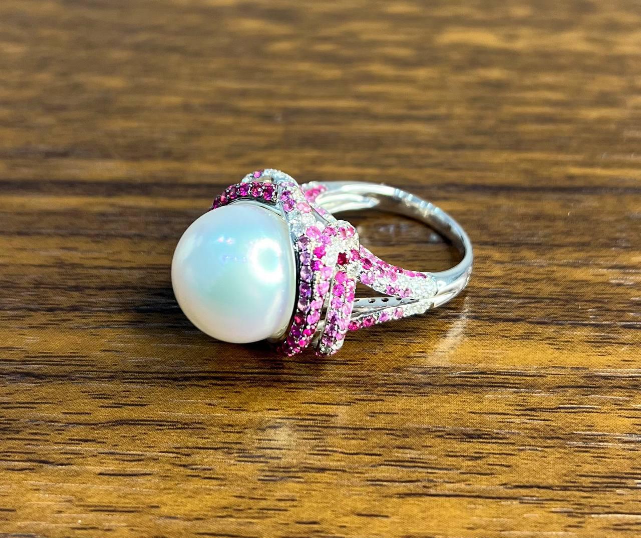 Anello Whiting con perla dei mari del sud, zaffiro rosa e diamanti, dettaglio aureola in oro bianco 18 carati in vendita 4