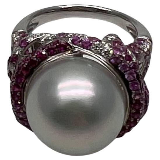 Anello Whiting con perla dei mari del sud, zaffiro rosa e diamanti, dettaglio aureola in oro bianco 18 carati in vendita