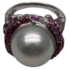Perla blanca del Mar del Sur Zafiro rosa Diamantes Detalle de halo Anillo de oro blanco de 18 quilates