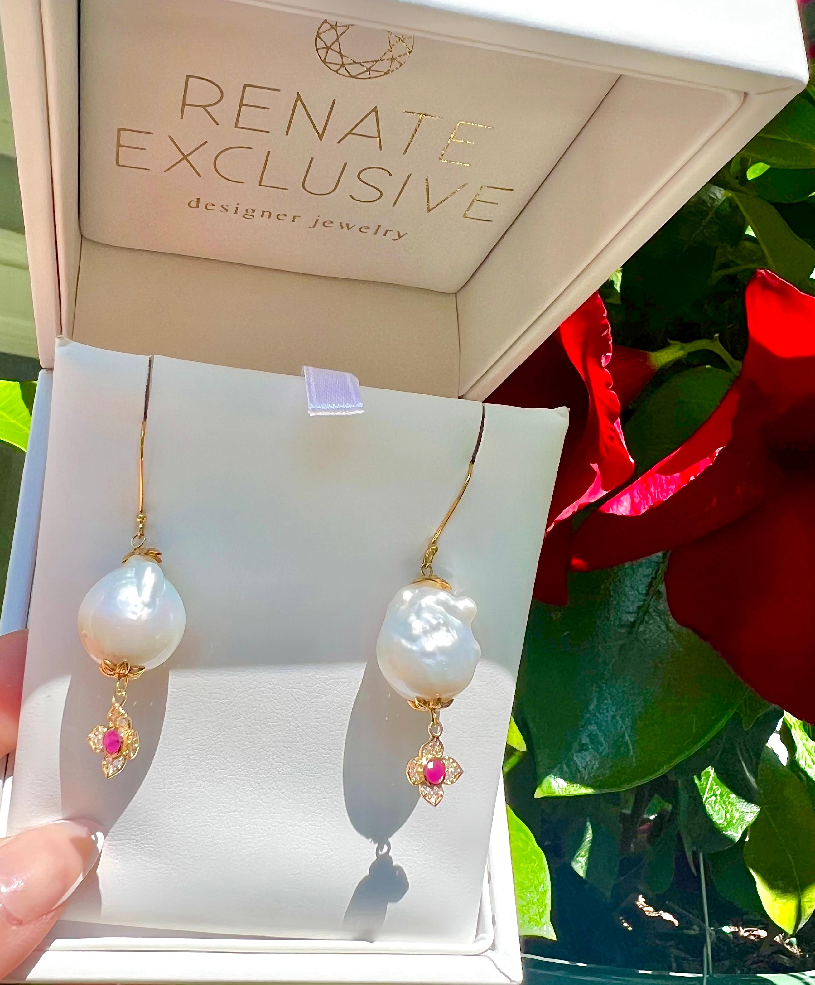 These earrings are real eye-catchers! Long, large South Sea Pearls ( 15.3mm x 17.35mm ) and a wonderful flower with a Natural Ruby ​​give the earring a feminine glow.
Pendant: 
Genuine 14K GOLD diamond charm pendant with quatrefoil shape