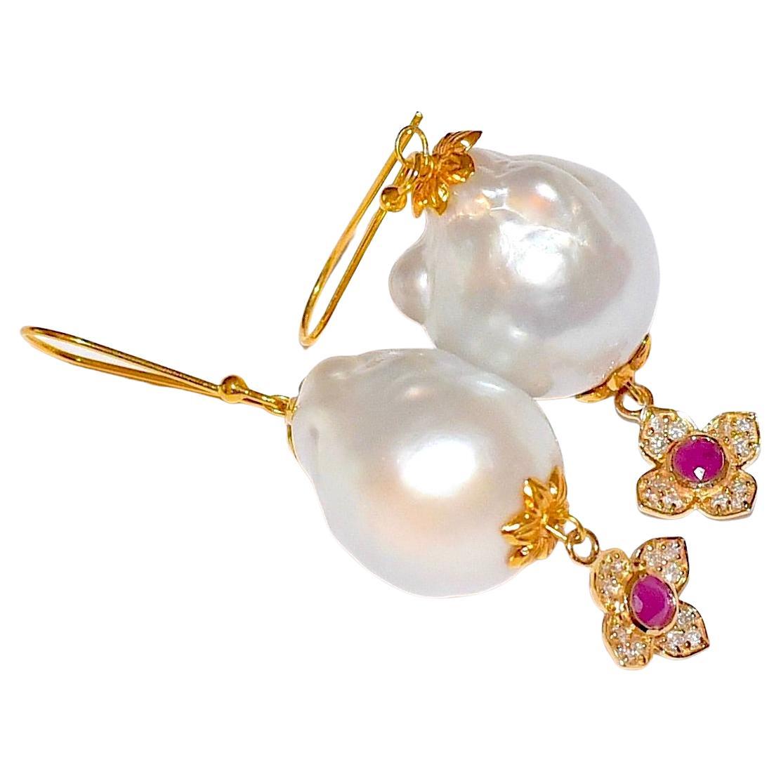 Pendientes de perla blanca del mar del Sur, rubí y diamantes en oro amarillo macizo 14/18 Artesano en venta