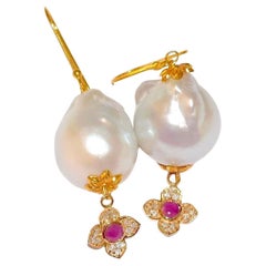 Boucles d'oreilles en or jaune massif 14/18 avec perles des mers du Sud blanches, rubis et diamants