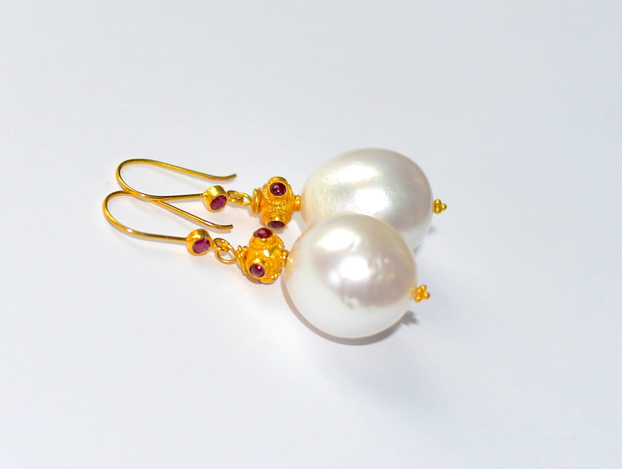 Artigiano White South Sea Pearl, Ruby Earrings in 18K Solid Yellow Gold in vendita