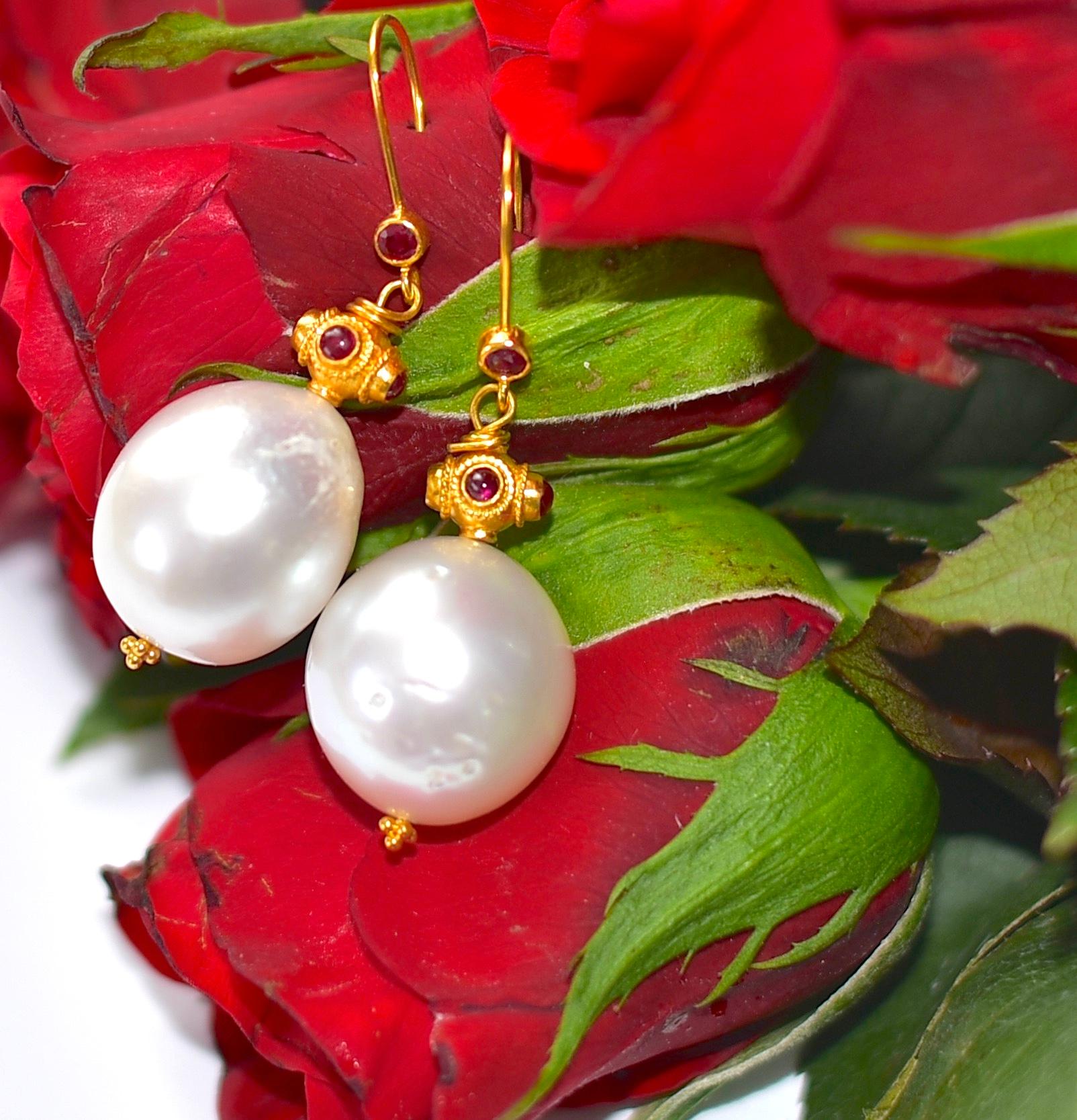Taglio rotondo White South Sea Pearl, Ruby Earrings in 18K Solid Yellow Gold in vendita