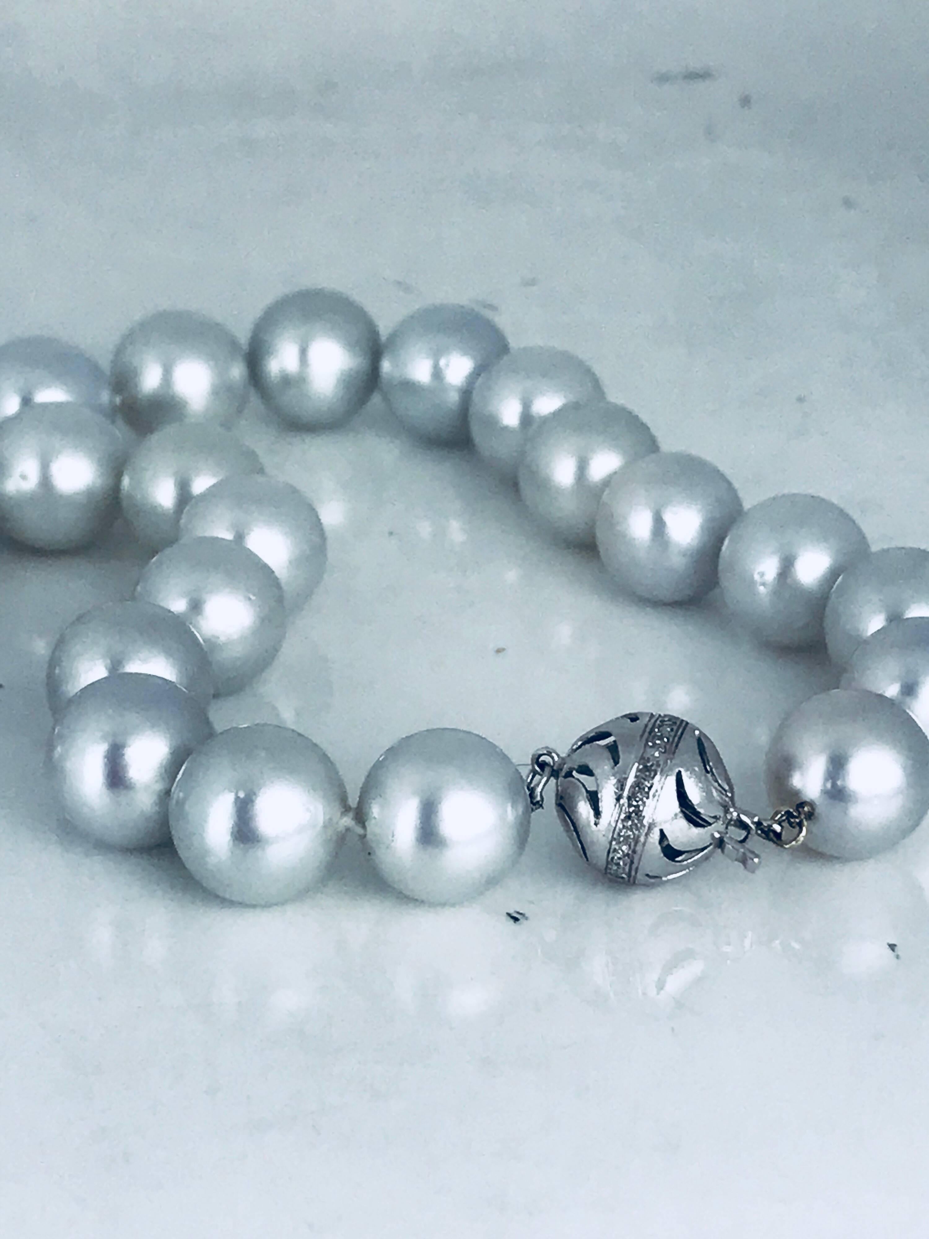 Beautiful, White South Sea Pearl strand with a total of 31 pearls. The pearls are graduated with the largest measuring 14.40 millimeters. 

The smallest pearl is 12.12 millimeters and the average is 13.40 mm.
This strand is a big look and the color