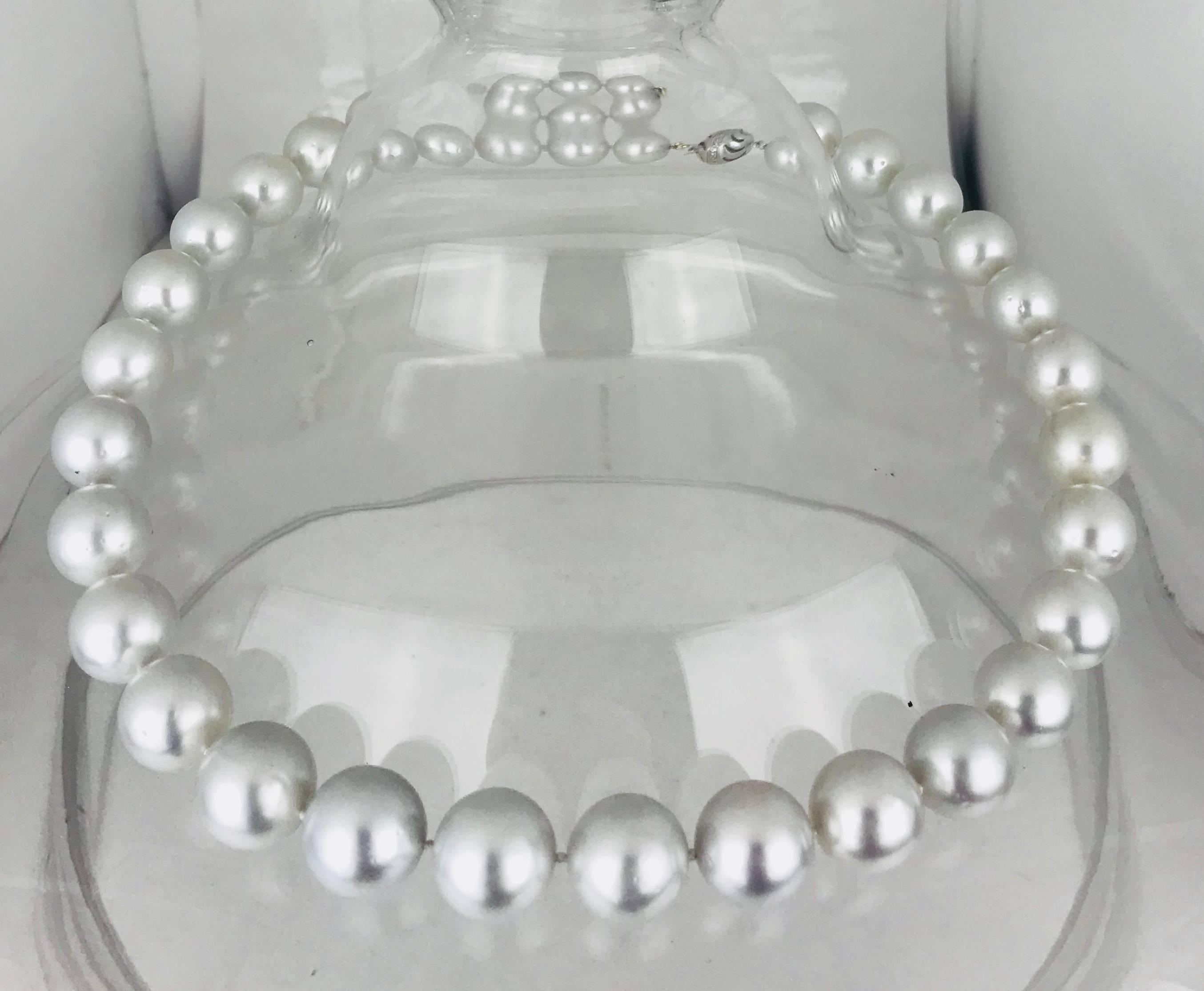 White South Sea Pearl Strand, Silver-White, Contemporary Large 12.12 - 14.40 mm In Excellent Condition For Sale In Aliso Viejo, CA