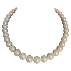 Collana con fili di perle bianche dei mari del sud e chiusura in oro bianco