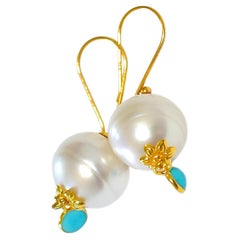 Boucles d'oreilles en or jaune massif 18 carats, perles blanches des mers du Sud et turquoises