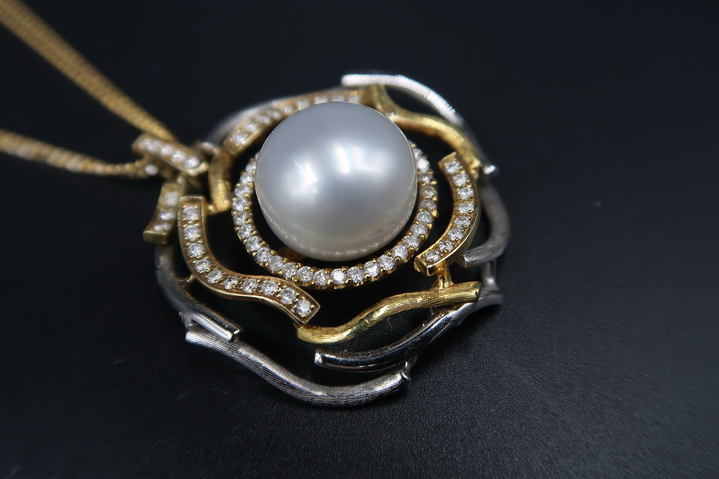White South Sea Pearl Wavy Pavé Diamond Halo 18K 2-Colour Gold Pendant and Chain In New Condition For Sale In Bangkok, TH
