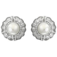 Boucles d'oreilles cocktail en or 18 carats avec perles blanches des mers du Sud et diamants de 12 carats