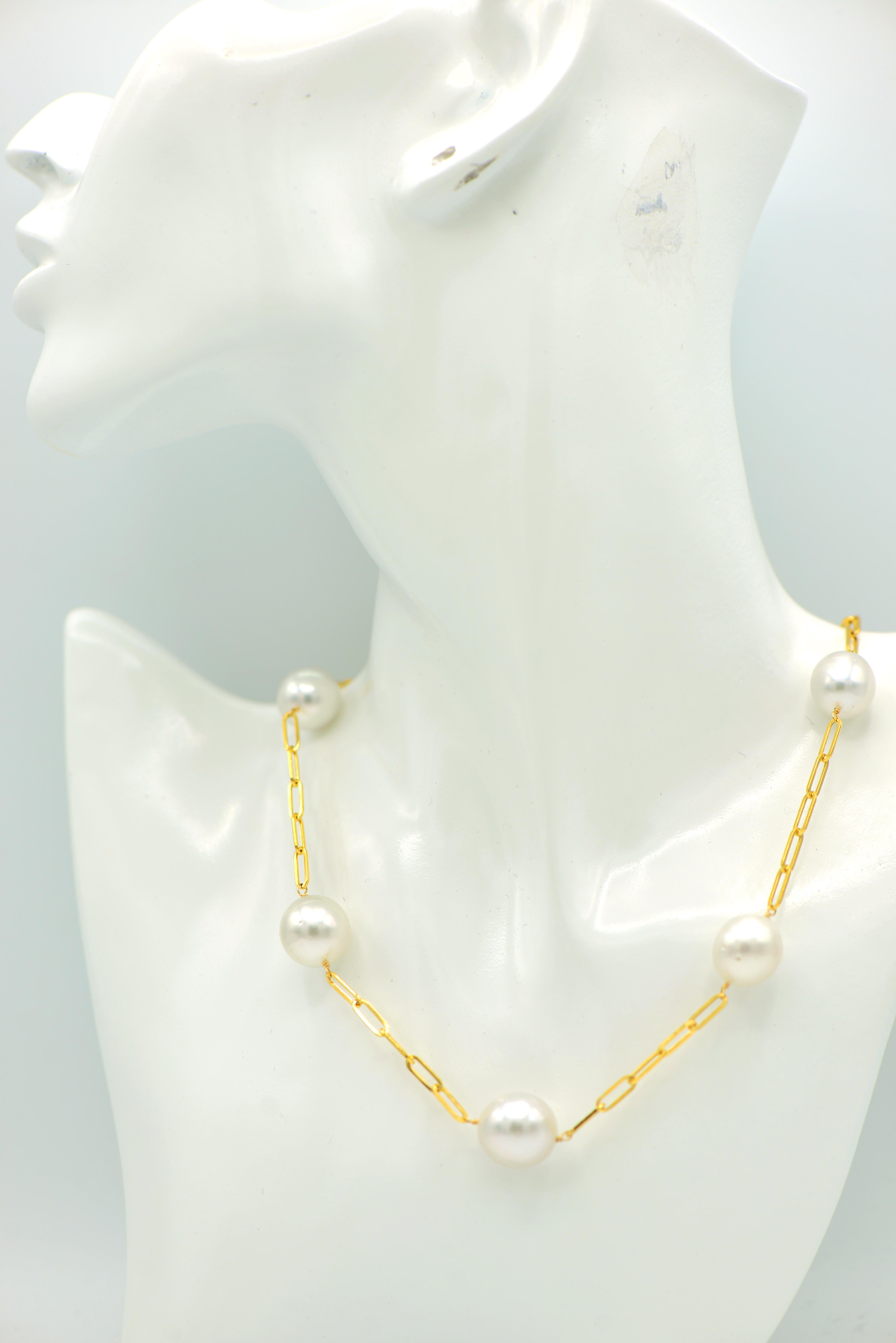 Weiße weiße Südseeperle mit Gelbgold Zinnbecher Halskette (Zeitgenössisch) im Angebot