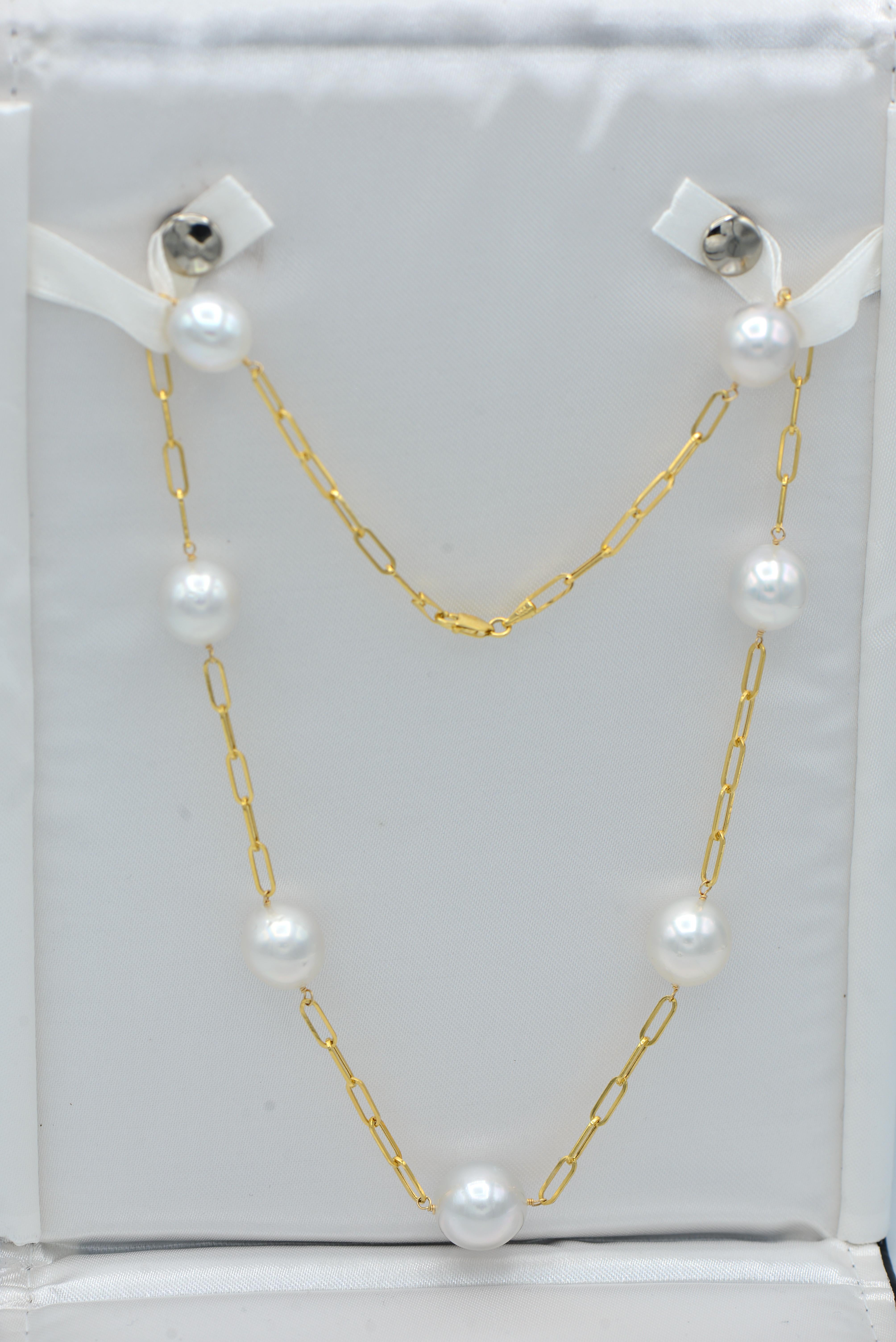 Weiße weiße Südseeperle mit Gelbgold Zinnbecher Halskette (Rundschliff) im Angebot