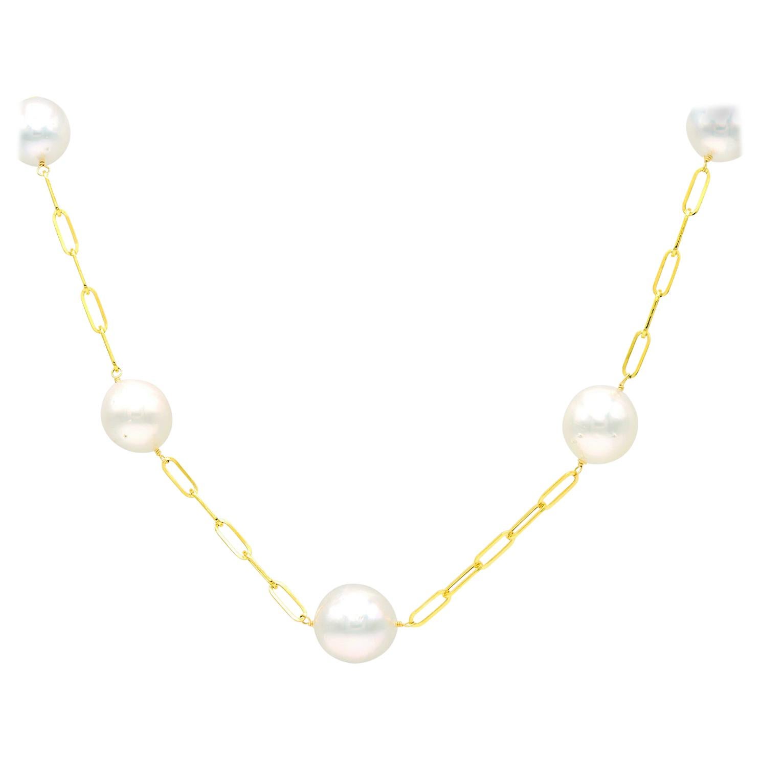 Collier de perles blanches des mers du Sud et d'étain d'or jaune