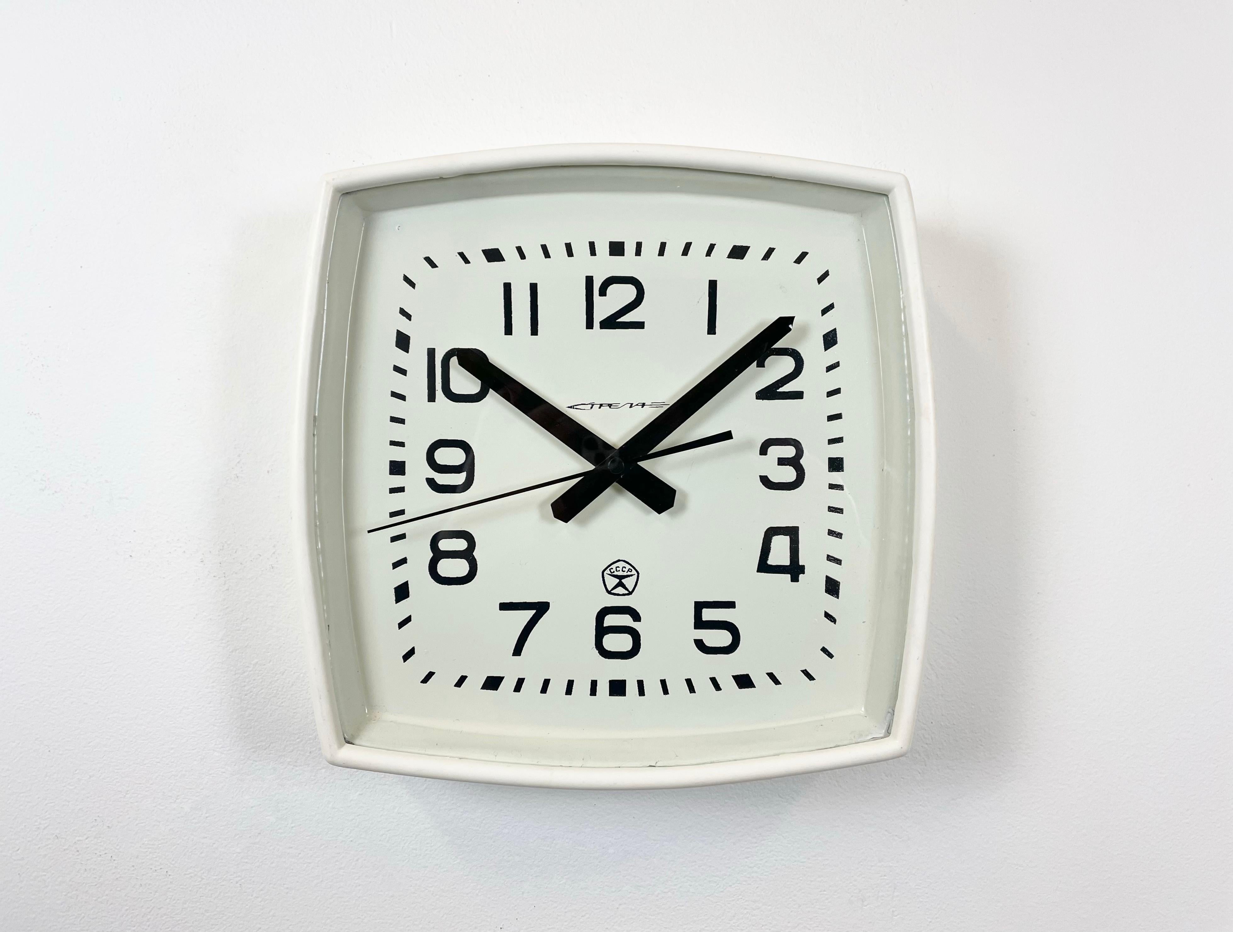 This wall clock was produced by Strela in former Soviet Union during the 1970s.It features a white bakelite frame, an iron dial and a clear glass cover. The piece has been converted into a battery-powered clockwork and requires only one AA-battery.