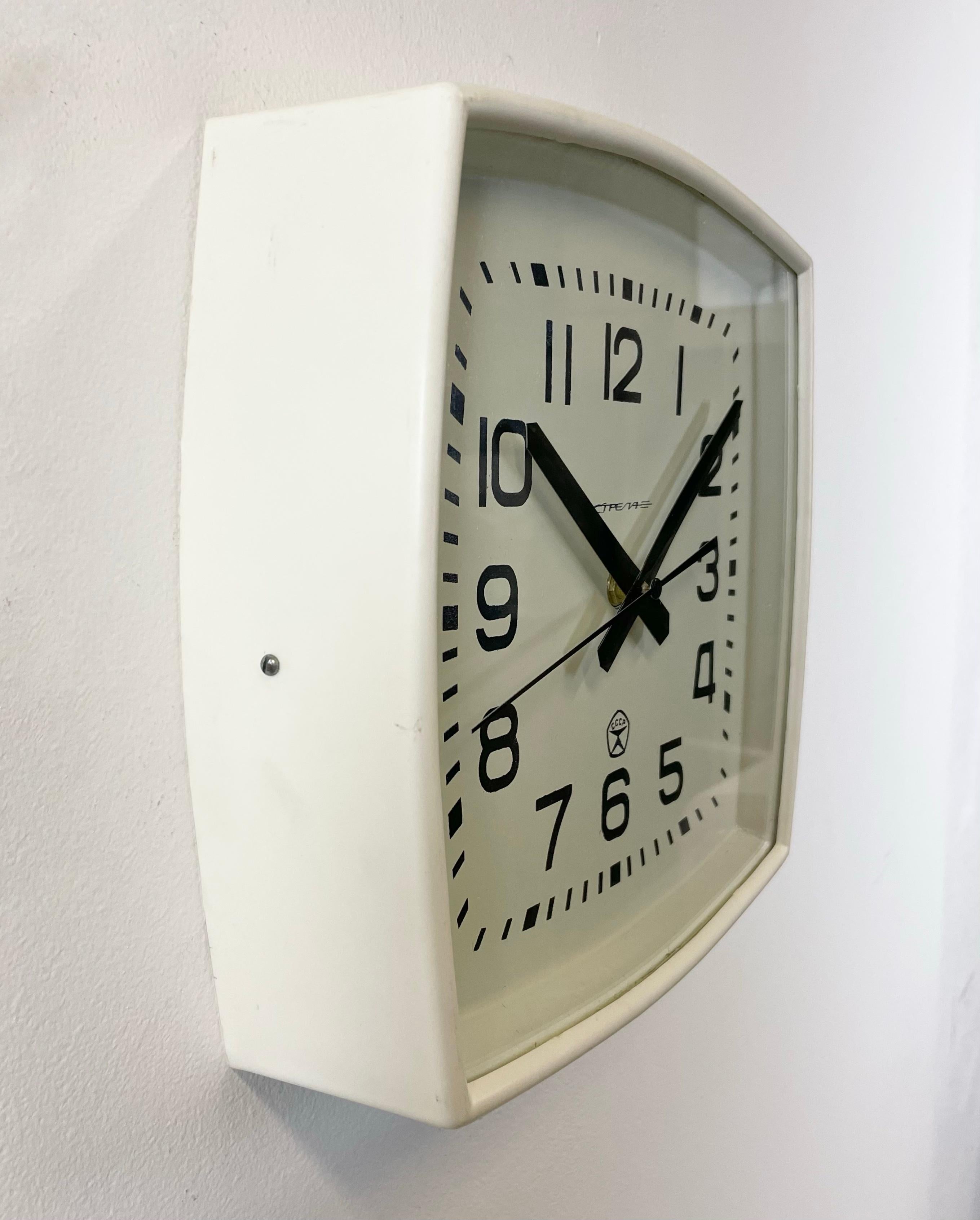White Soviet Industrial Bakelite Factory Wall Clock from Strela, 1970s In Good Condition For Sale In Kojetice, CZ