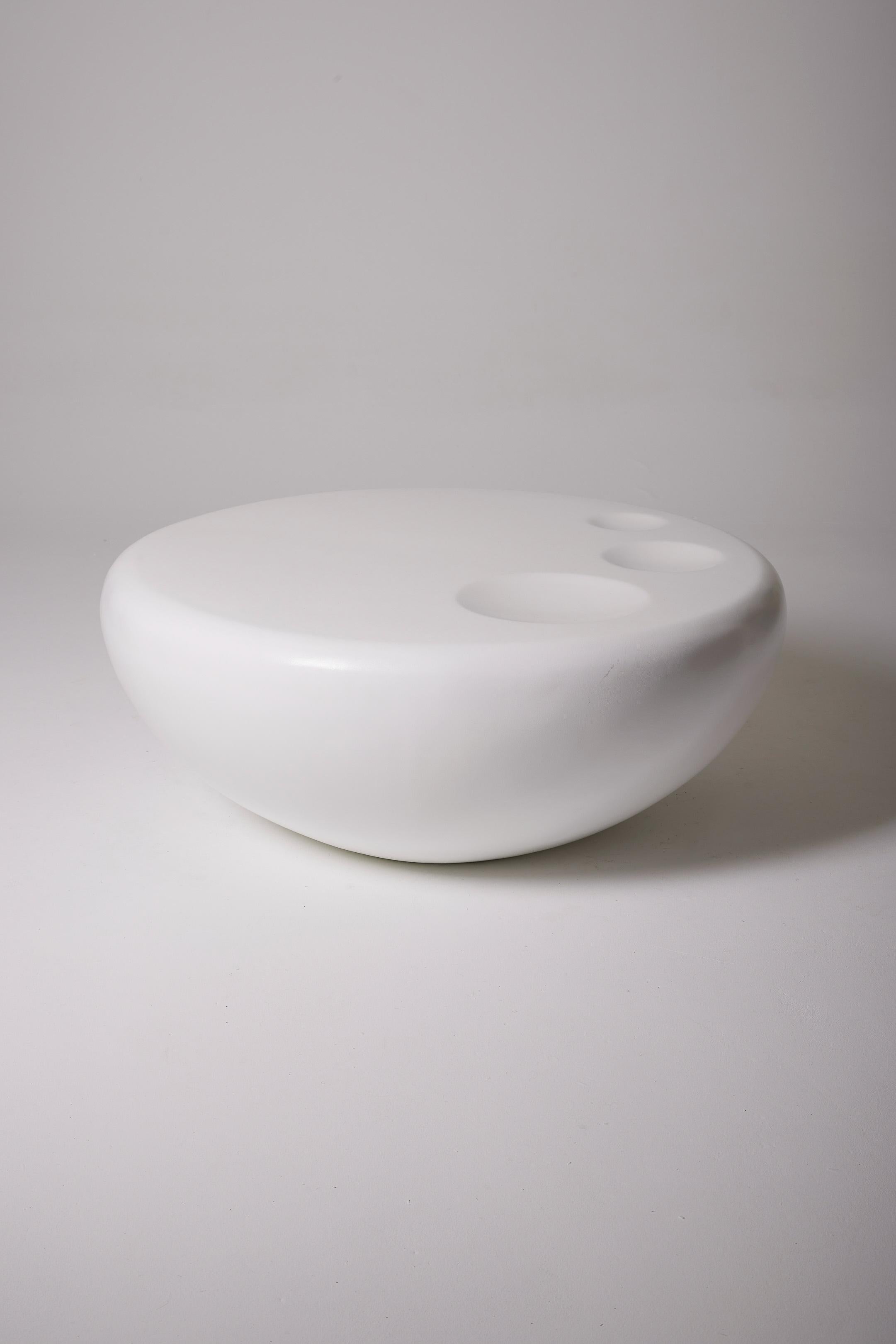  White round fiberglass coffee table. Very good condition.
LP3057