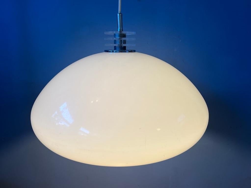 Sehr große Space-Age-Pendelleuchte mit weißem Acrylglas-Pilzschirm. Die Lampe benötigt eine E27/67 (Standard) Glühbirne.

Zusätzliche Informationen:
MATERIALIEN: Metall, Kunststoff
Zeitraum: 1970s
Abmessungen: ø 46 cm
Höhe (Schatten): 24