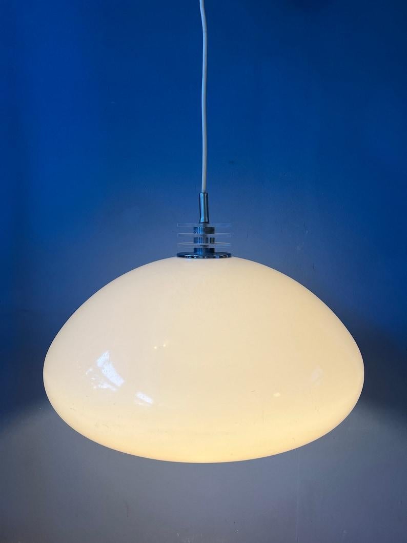 Lampe à suspension champignon de l'ère spatiale blanche, 1970 Excellent état - En vente à ROTTERDAM, ZH