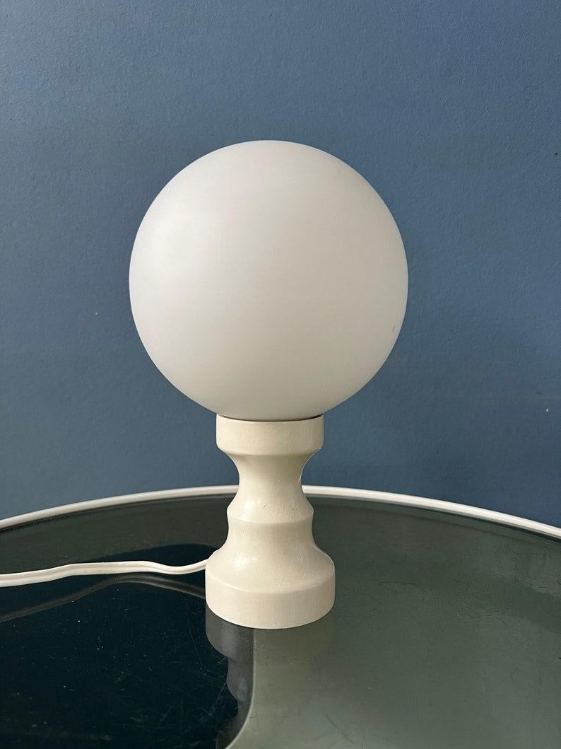 Ère spatiale Lampe de bureau blanche en verre opalin de l'ère spatiale, 1970 en vente