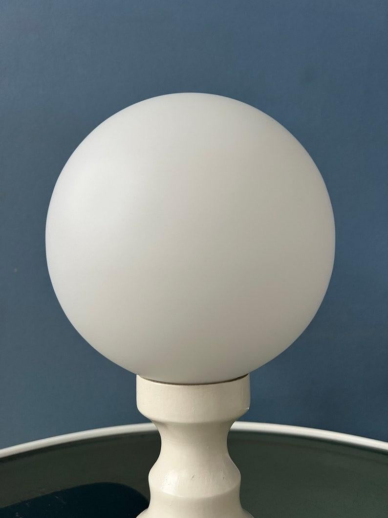 Lampe de bureau blanche en verre opalin de l'ère spatiale, 1970 Bon état - En vente à ROTTERDAM, ZH