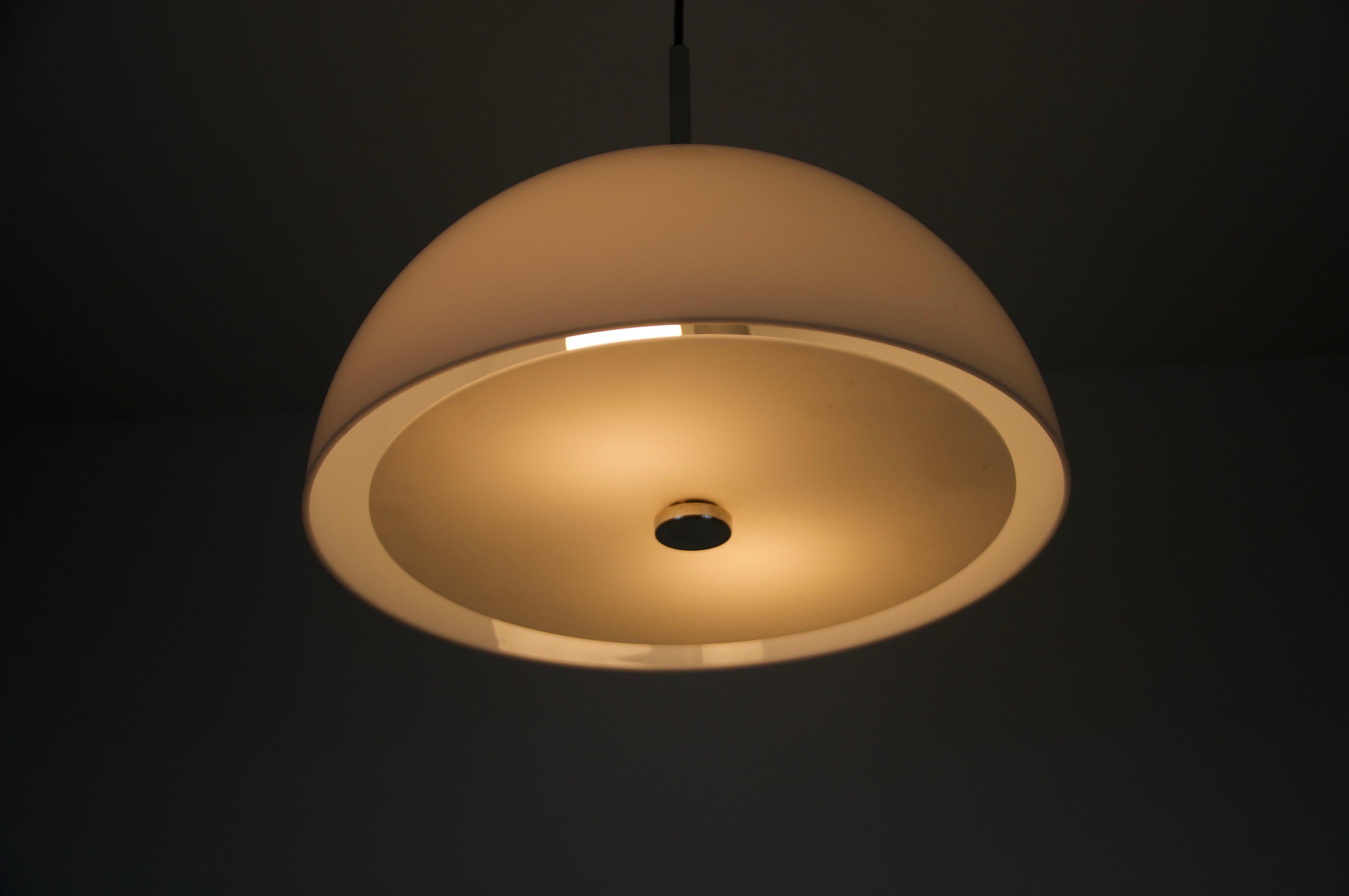 Lampe suspendue blanche de l'ère spatiale, Allemagne, années 1970 en vente 2