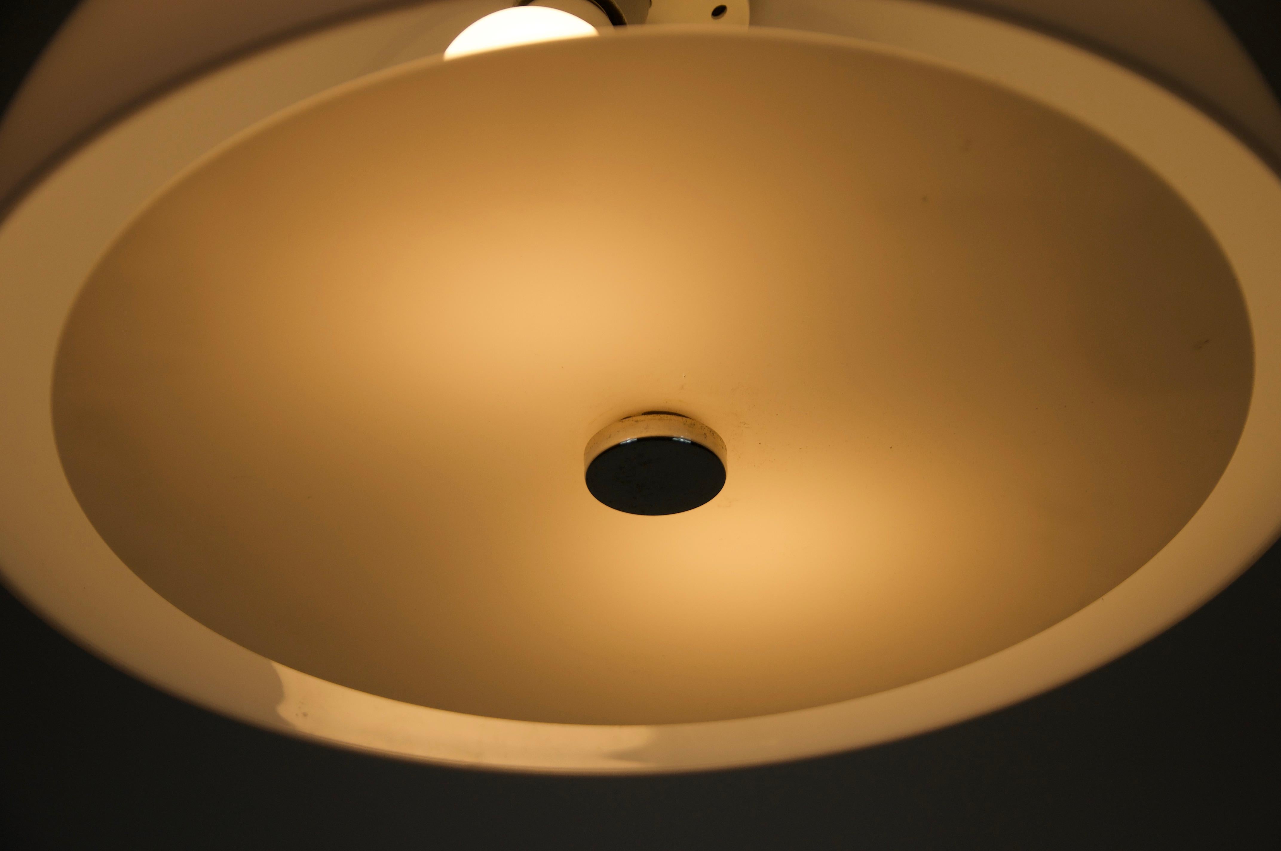 Lampe suspendue blanche de l'ère spatiale, Allemagne, années 1970 en vente 3