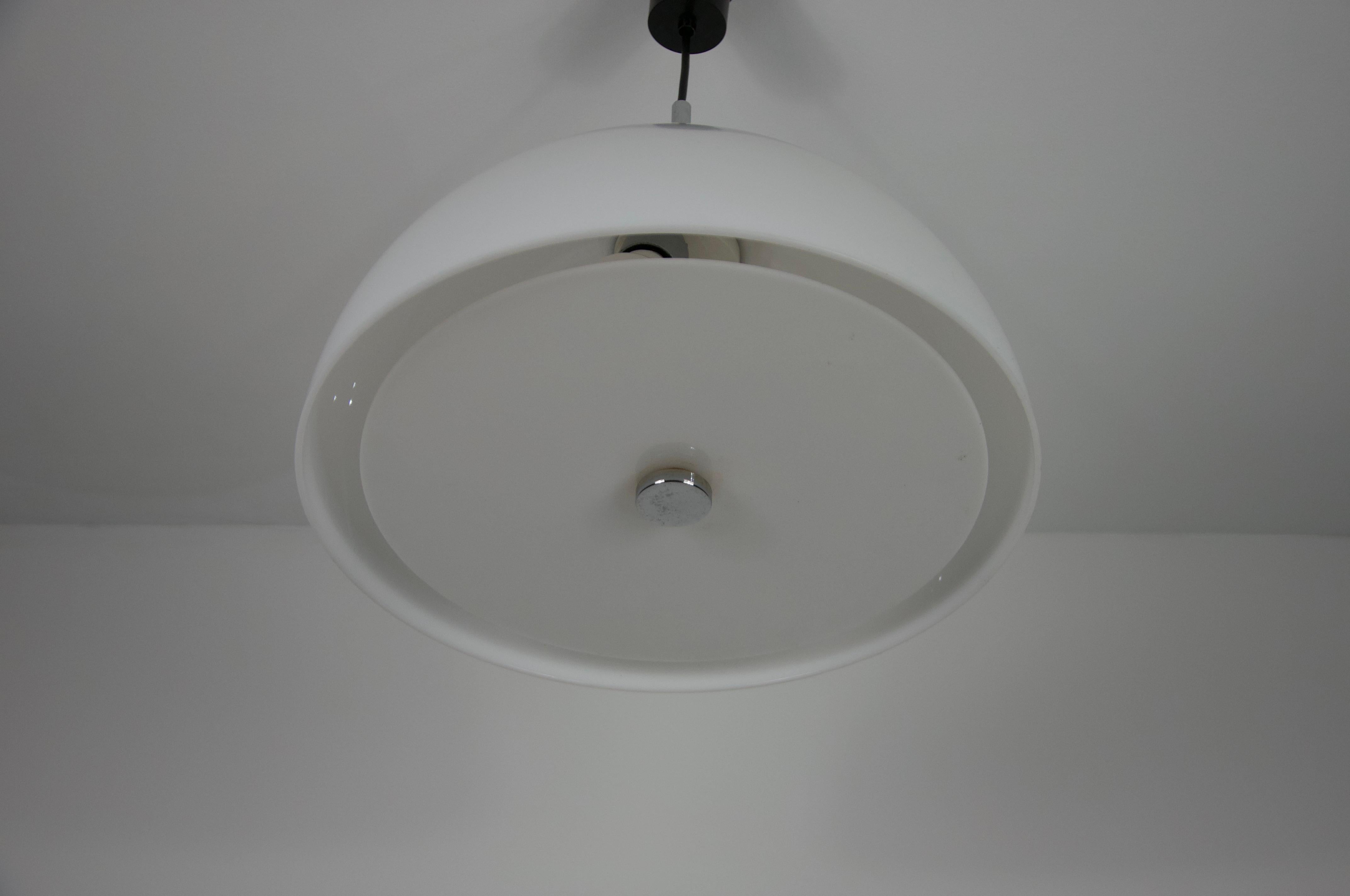Hollywood Regency Lampe suspendue blanche de l'ère spatiale, Allemagne, années 1970 en vente