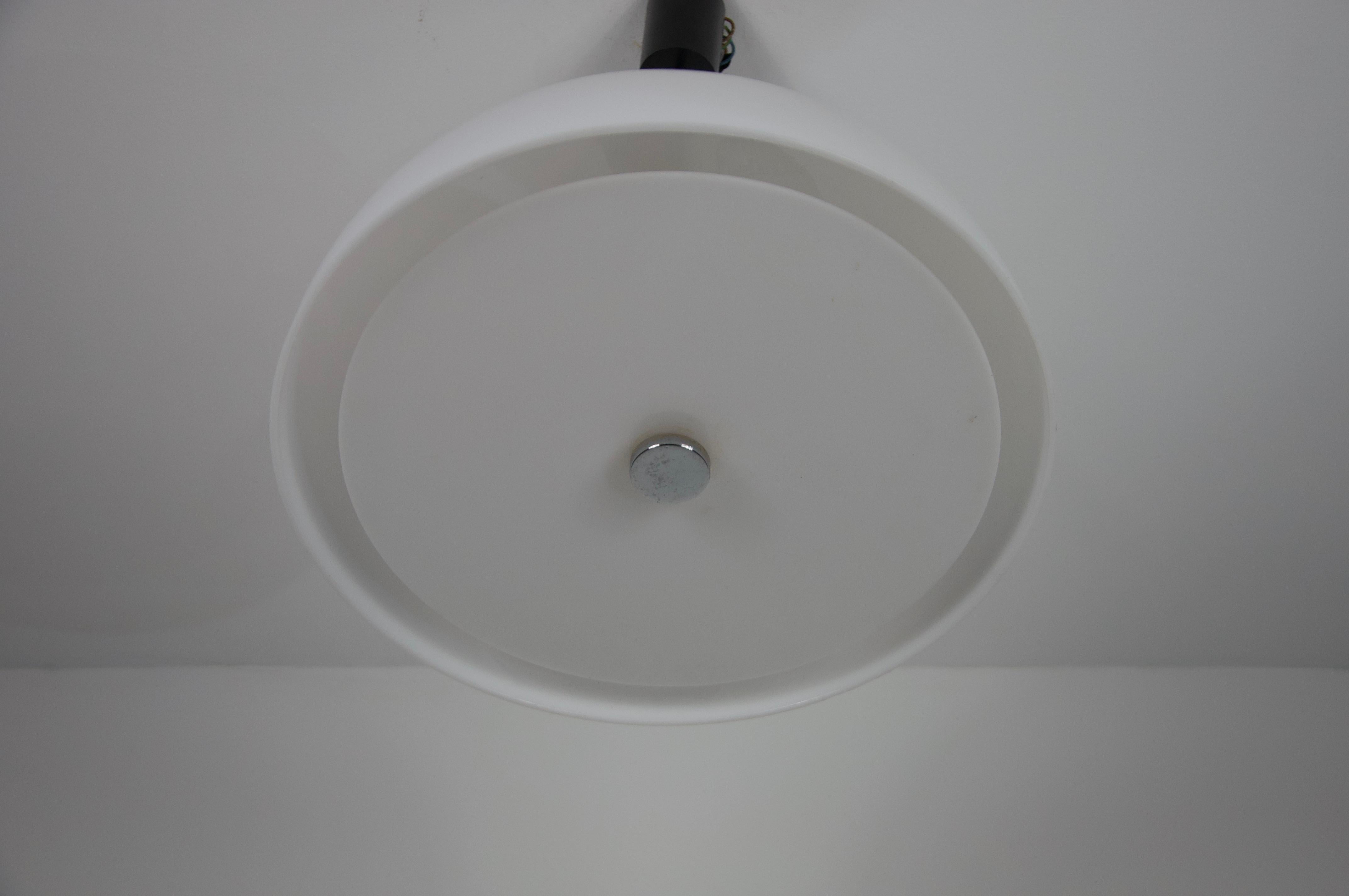 Allemand Lampe suspendue blanche de l'ère spatiale, Allemagne, années 1970 en vente