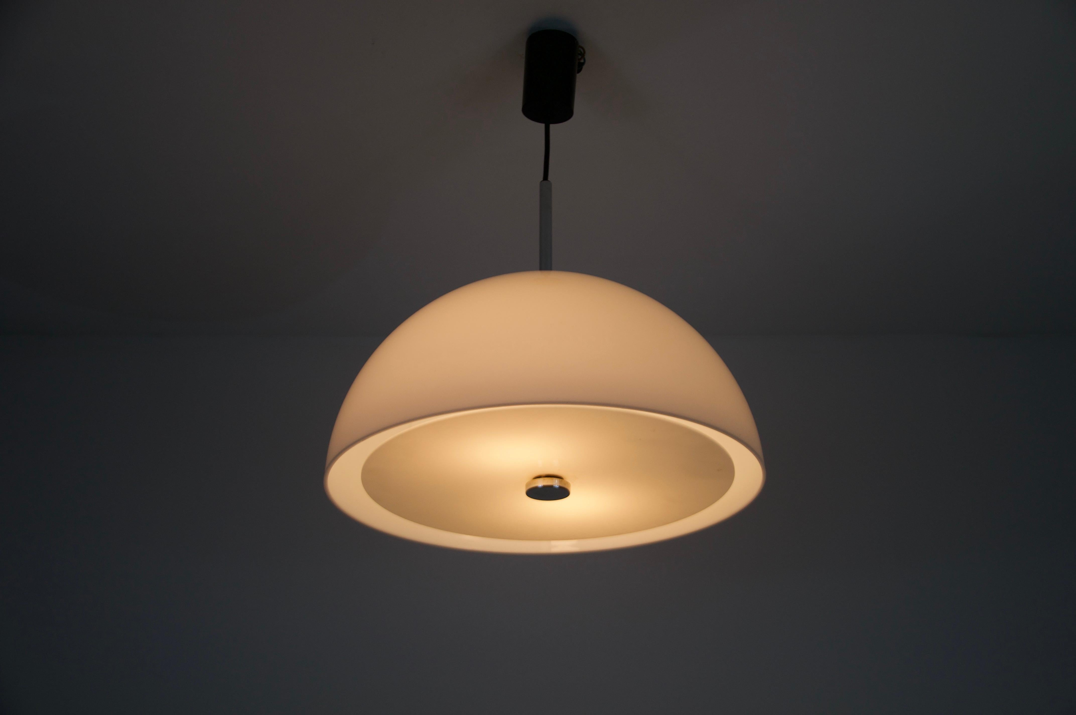 Lampe suspendue blanche de l'ère spatiale, Allemagne, années 1970 Bon état - En vente à Hagenbach, DE