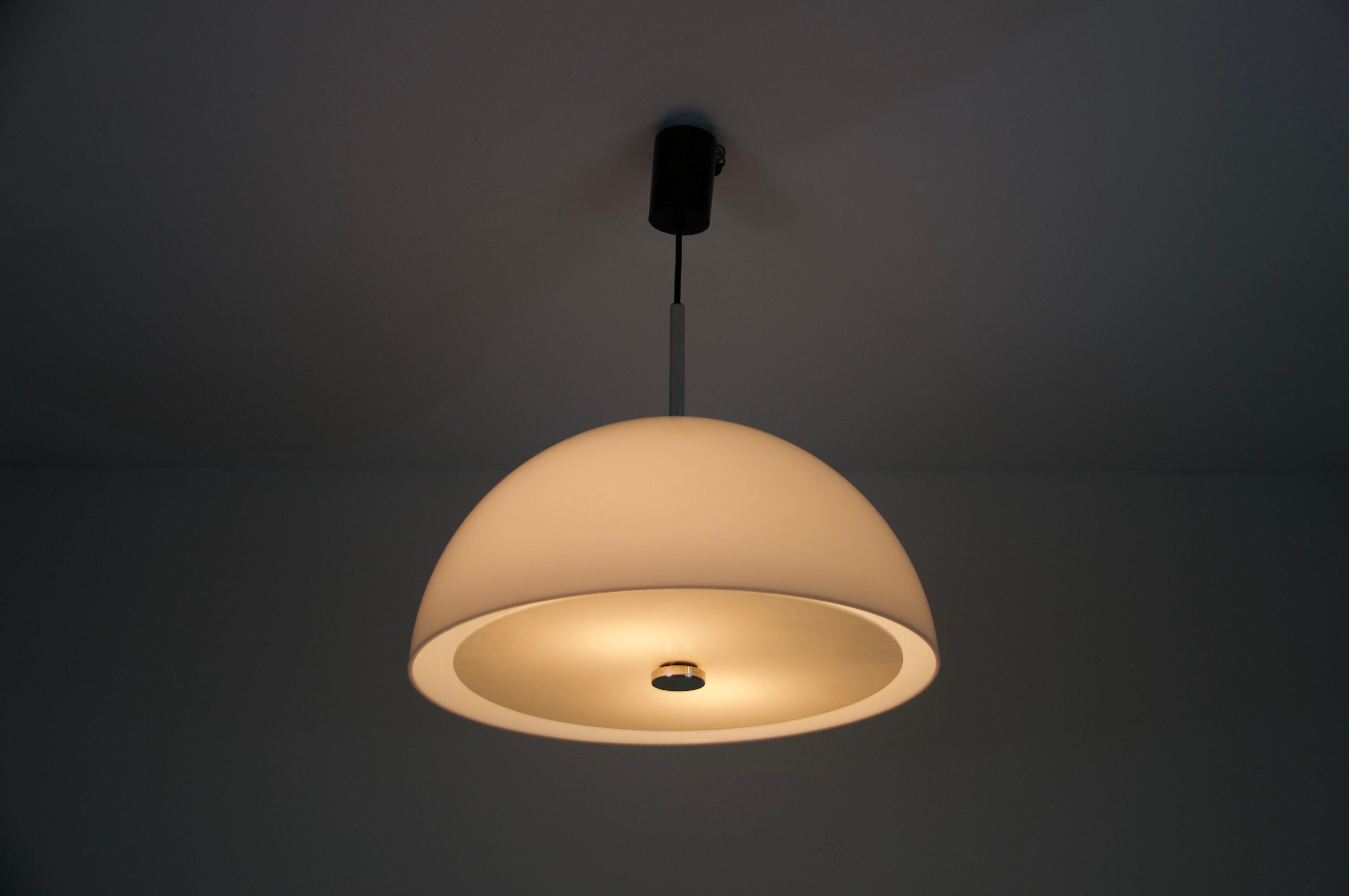 Plexiglas Lampe suspendue blanche de l'ère spatiale, Allemagne, années 1970 en vente