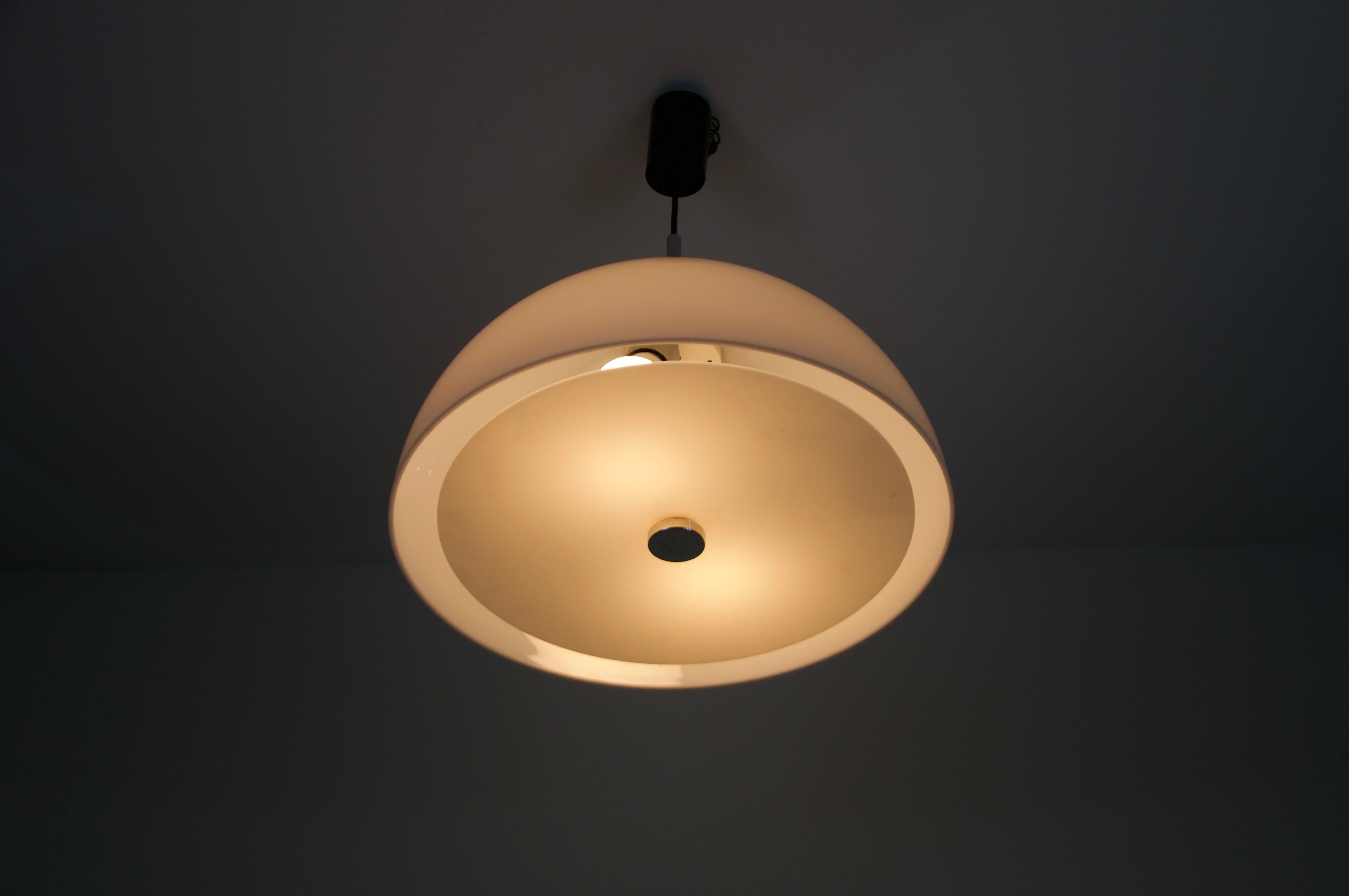 Lampe suspendue blanche de l'ère spatiale, Allemagne, années 1970 en vente 1