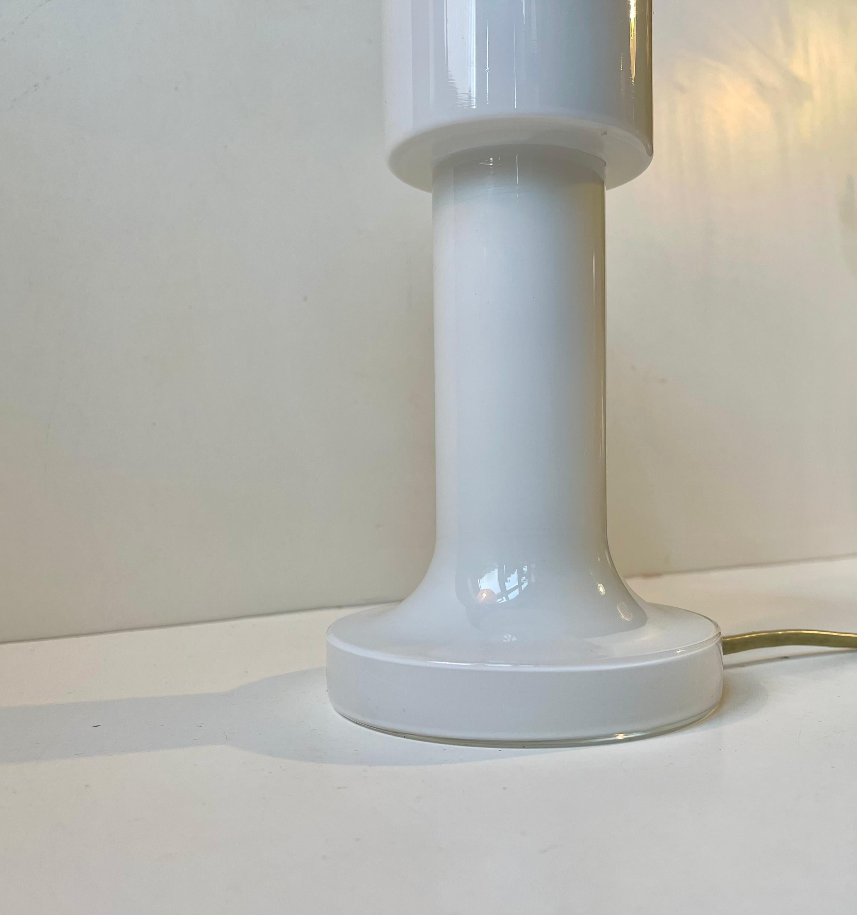 Verre Lampe de table en verre opalin WHITE/SPACE par Holmegaard, 1970 en vente