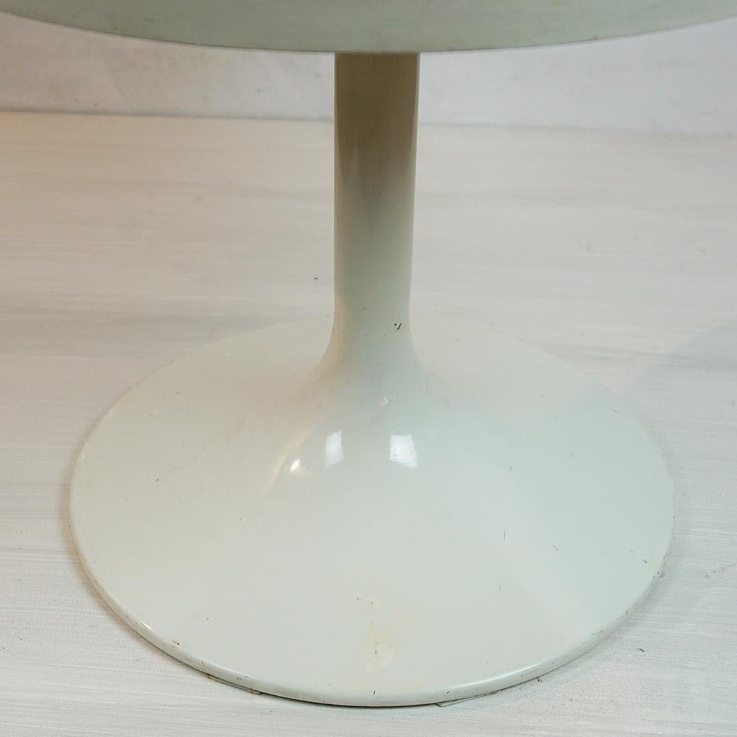 Weißer Tulpen-Beistelltisch aus dem Space Age Luna von Opal Deutschland im Zustand „Gut“ in Vienna, AT