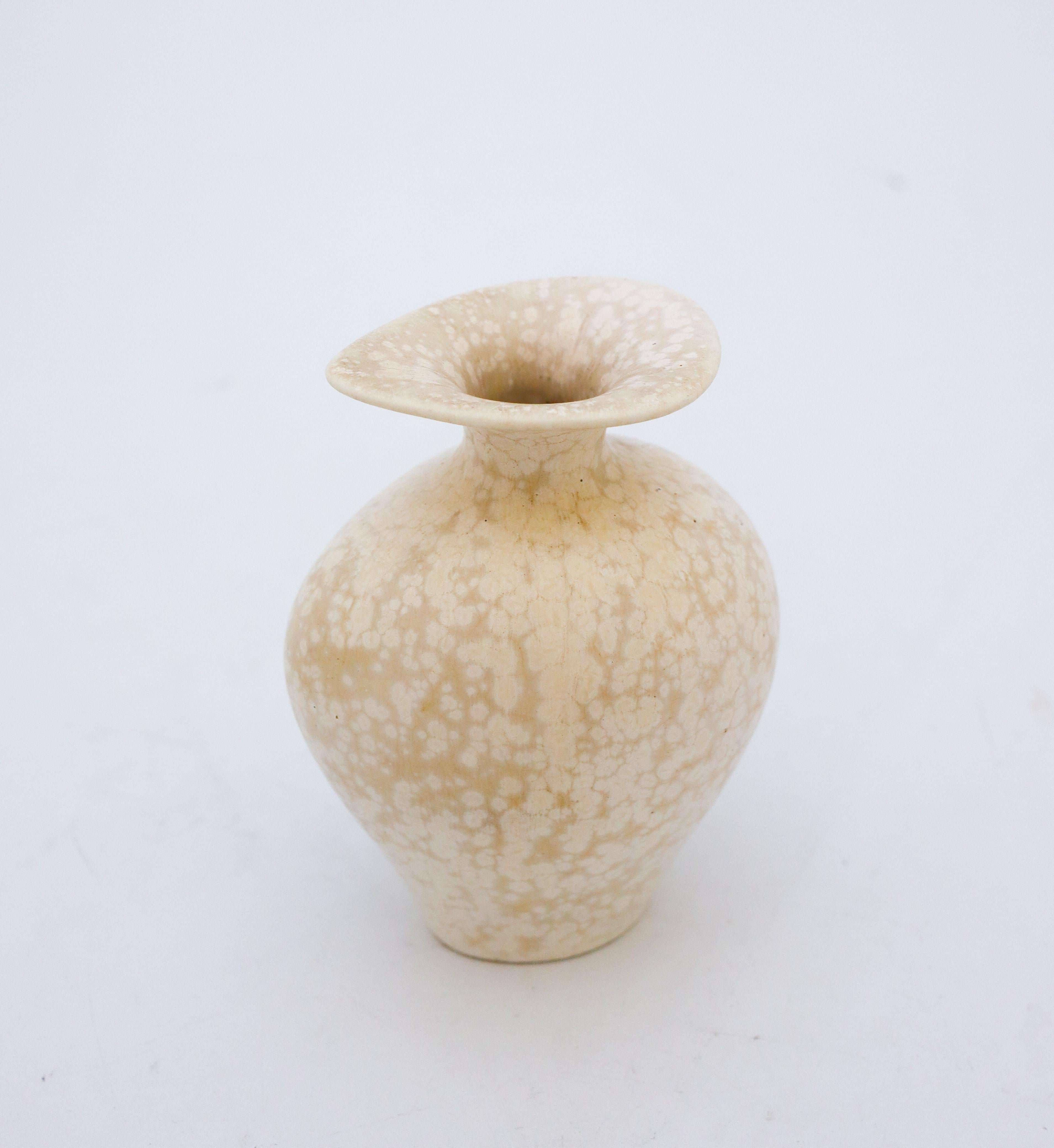 Weiß gesprenkelte Vase, Gunnar Nylund, Rörstrand, 1950er Jahre (Skandinavische Moderne)