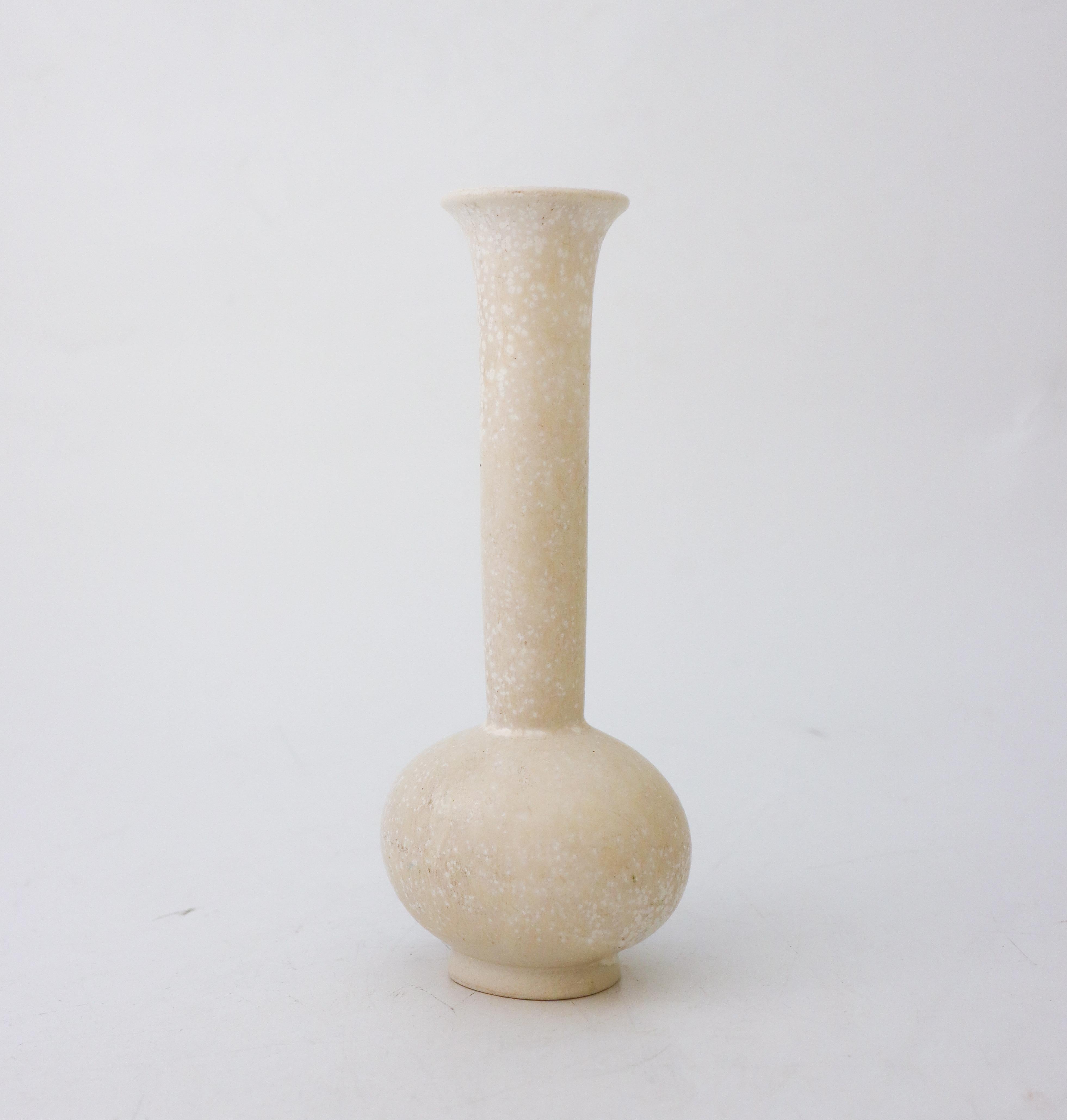 Die hübsche weiß gesprenkelte Vase wurde von Gunnar Nylund in Rörstrand entworfen und ist 21 cm hoch. Es ist in ausgezeichnetem Zustand, abgesehen von einigen kleinen Flecken und Kratzern und als 1.  

Gunnar Nylund wurde 1904 in Paris geboren.